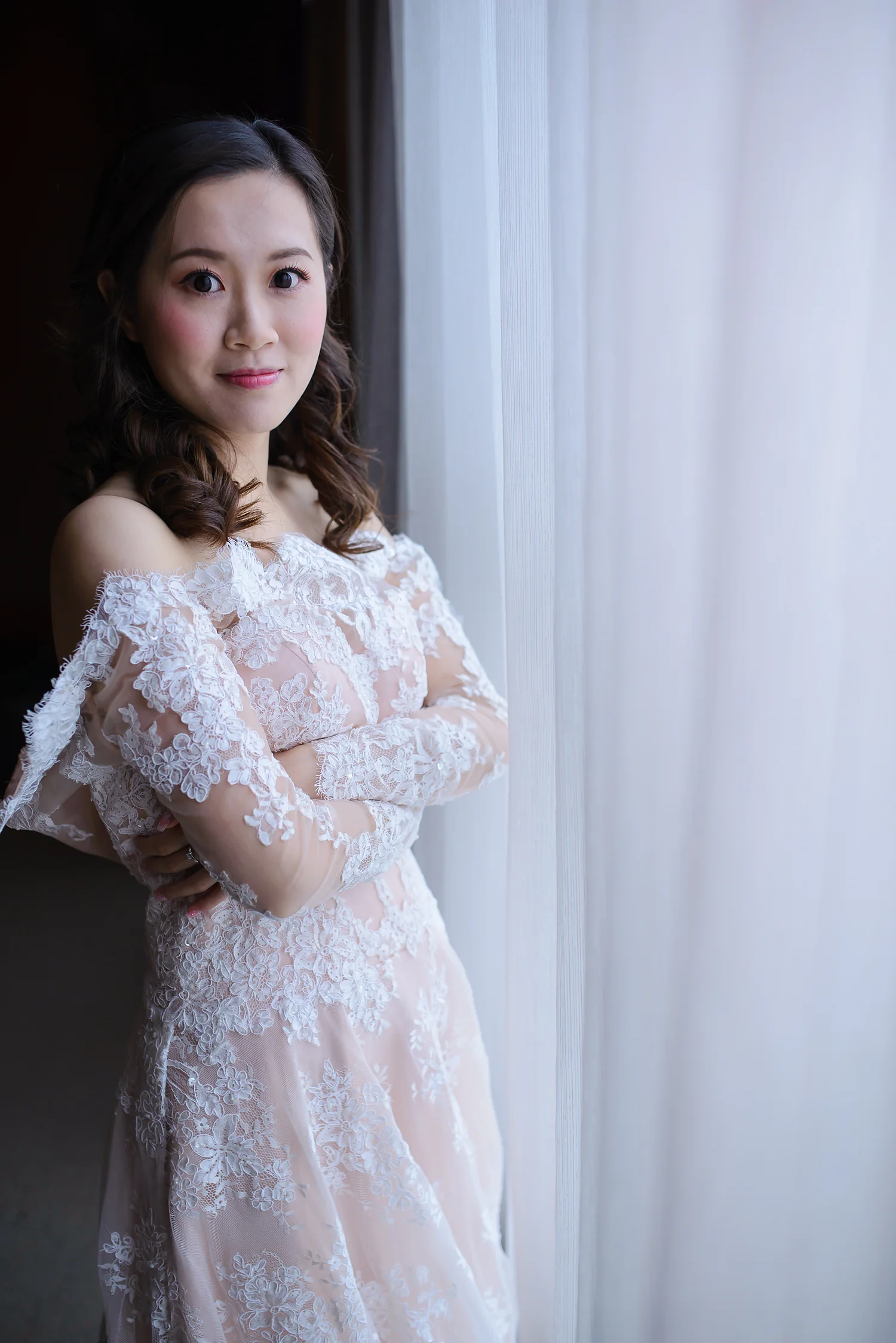 [素人新娘] 桂圆大眼鹅蛋脸穿着白色蕾丝露肩礼服的俏新娘婚礼现场实拍写真 H901