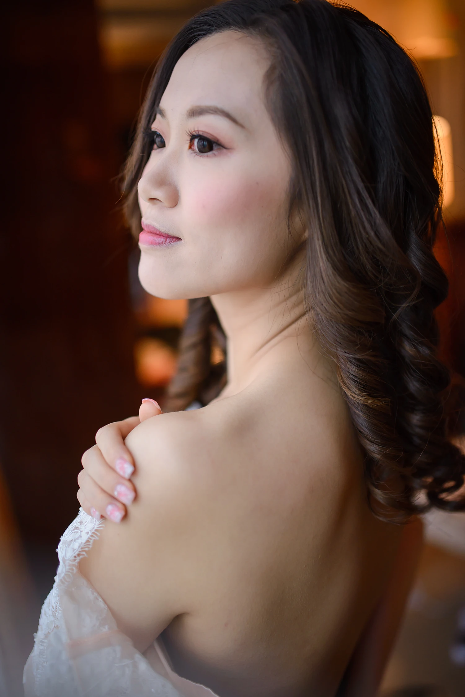 [素人新娘] 桂圆大眼鹅蛋脸穿着白色蕾丝露肩礼服的俏新娘婚礼现场实拍写真 H901