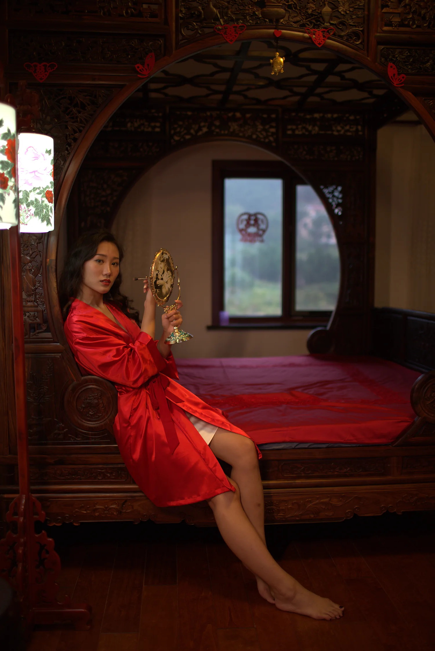 [素人新娘] 穿红缎面睡袍露齿大笑的新娘婚礼现场实拍写真 H902