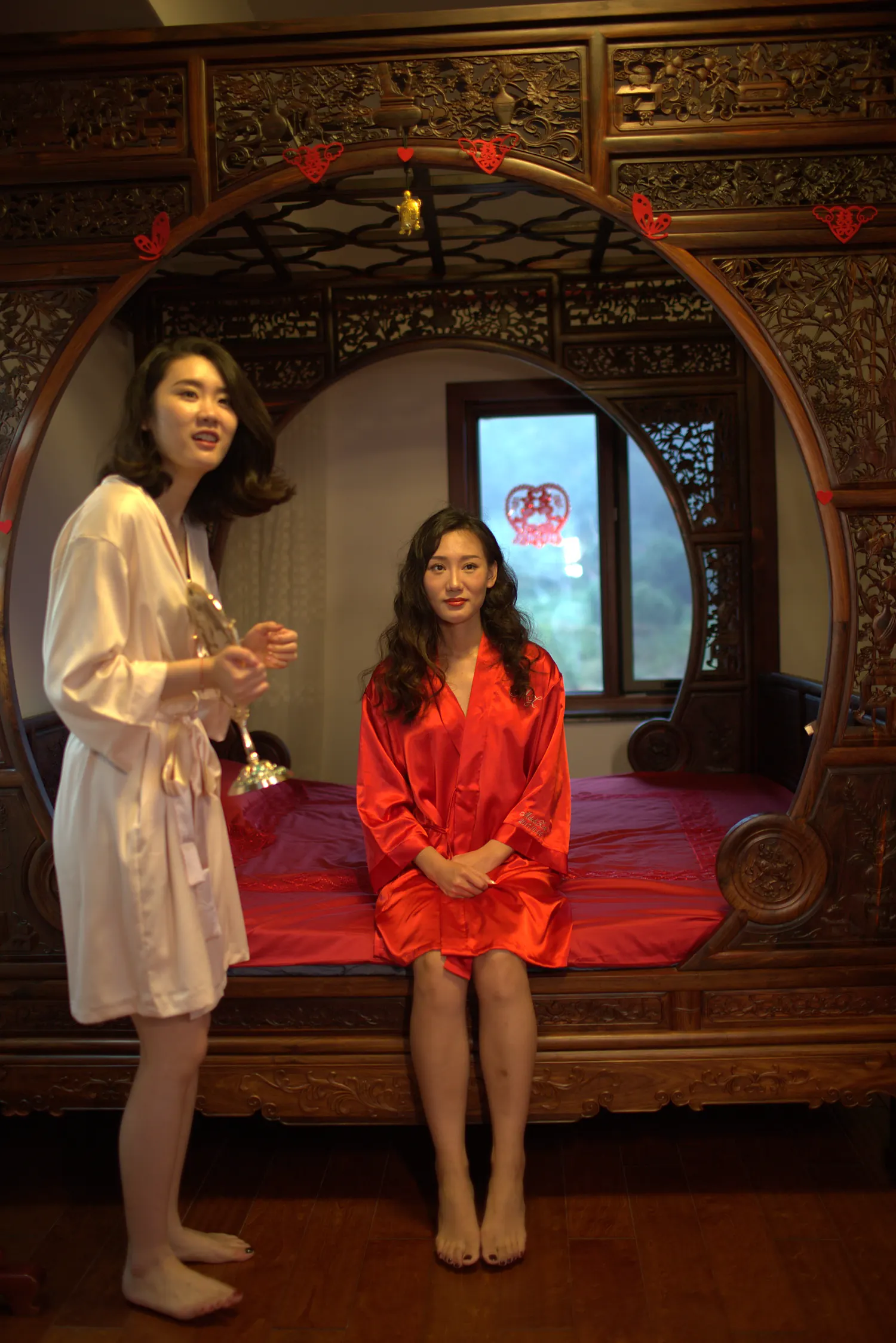 [素人新娘] 穿红缎面睡袍露齿大笑的新娘婚礼现场实拍写真 H902
