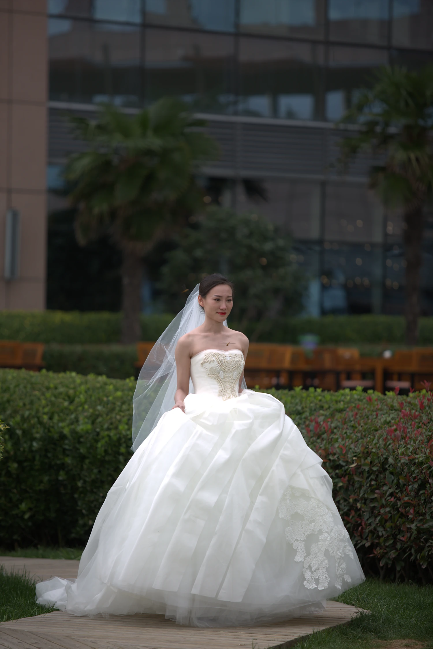 [素人新娘] 穿红缎面睡袍露齿大笑的新娘婚礼现场实拍写真 H902
