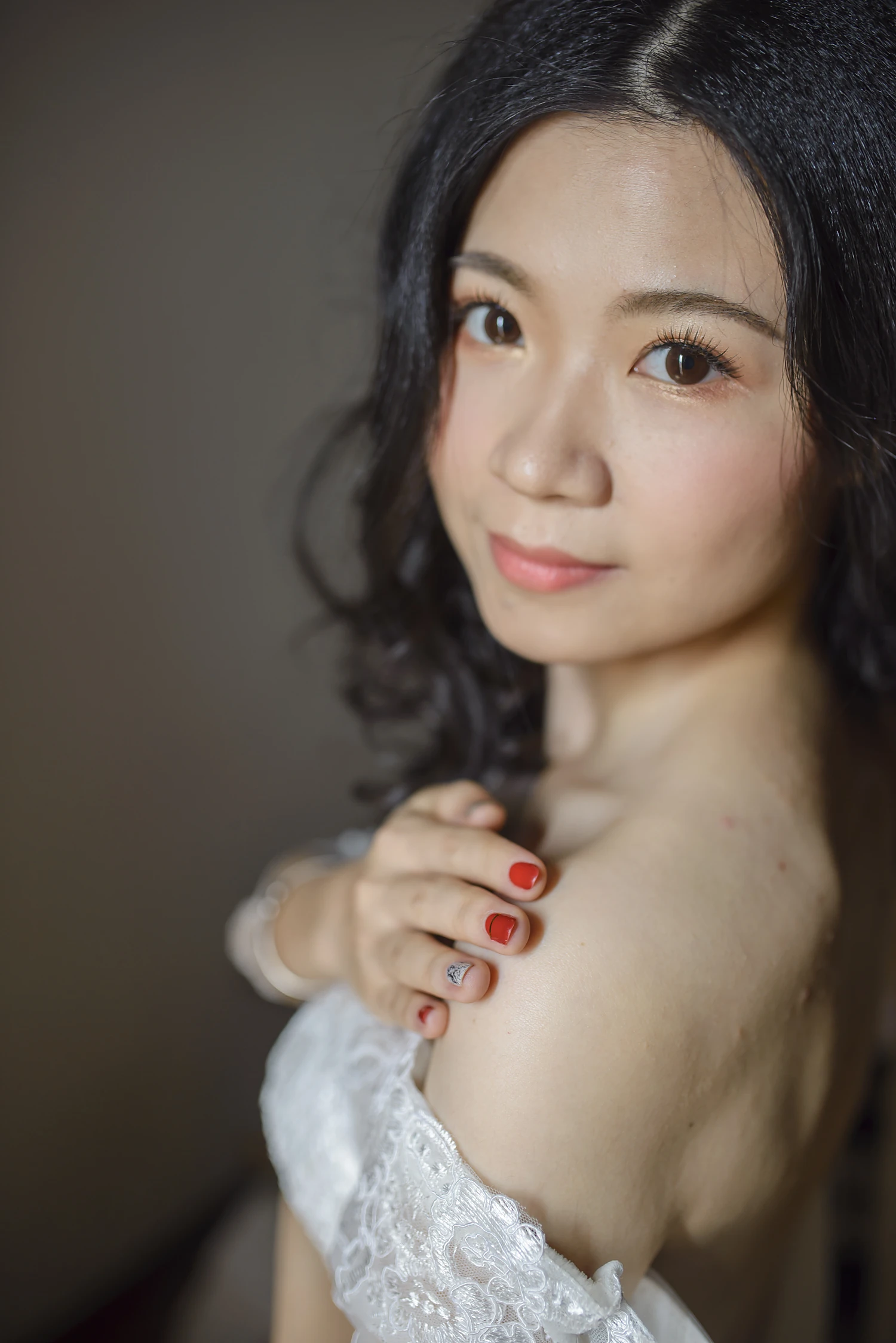 [素人新娘] 黑长卷发配大杏眼的清秀长相，表情又乖又媚的新娘婚礼现场实拍写真 H903