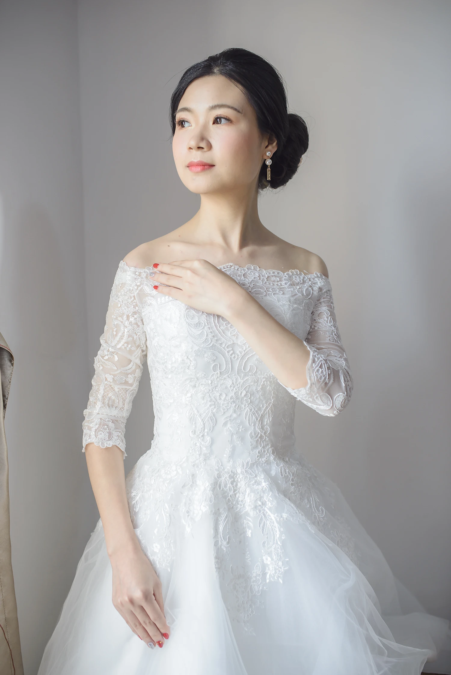 [素人新娘] 黑长卷发配大杏眼的清秀长相，表情又乖又媚的新娘婚礼现场实拍写真 H903