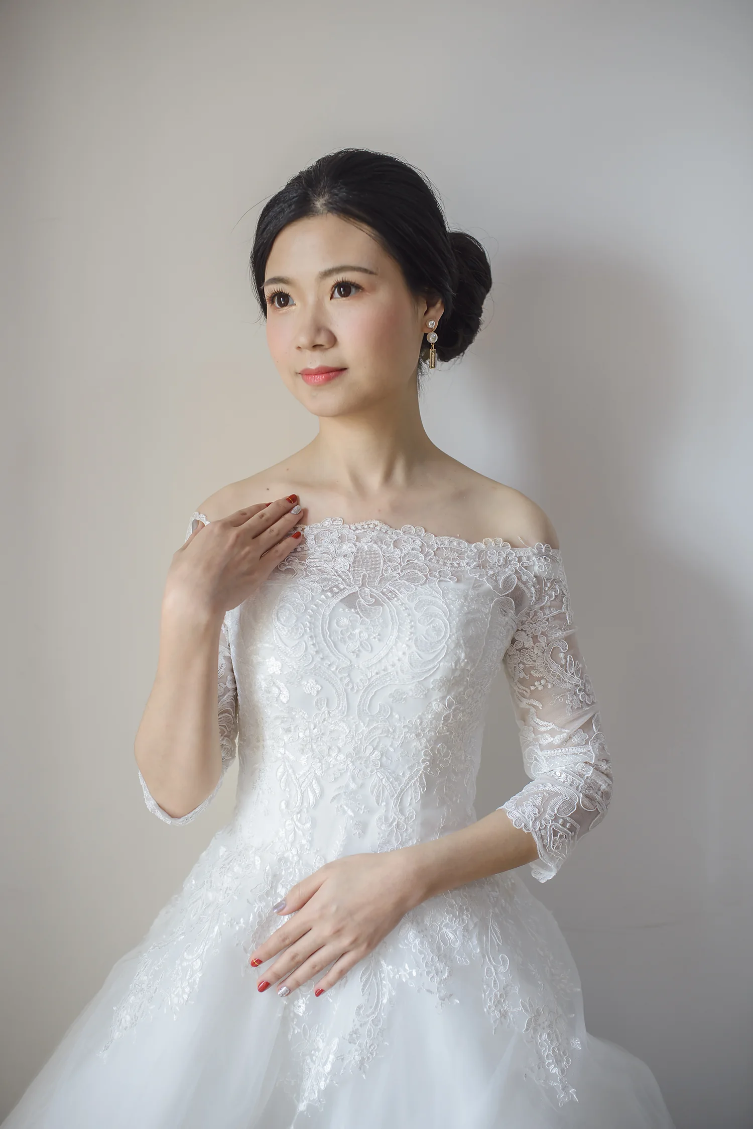 [素人新娘] 黑长卷发配大杏眼的清秀长相，表情又乖又媚的新娘婚礼现场实拍写真 H903
