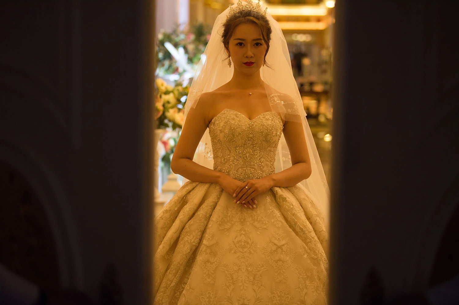 [素人新娘] 头戴皇冠的小脸，正红唇色配抹胸刺绣大摆纱的新娘婚礼现场实拍写真 H904