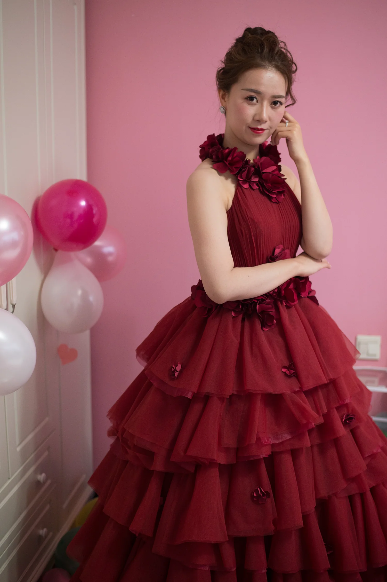 [素人新娘] 头戴皇冠的小脸，正红唇色配抹胸刺绣大摆纱的新娘婚礼现场实拍写真 H904