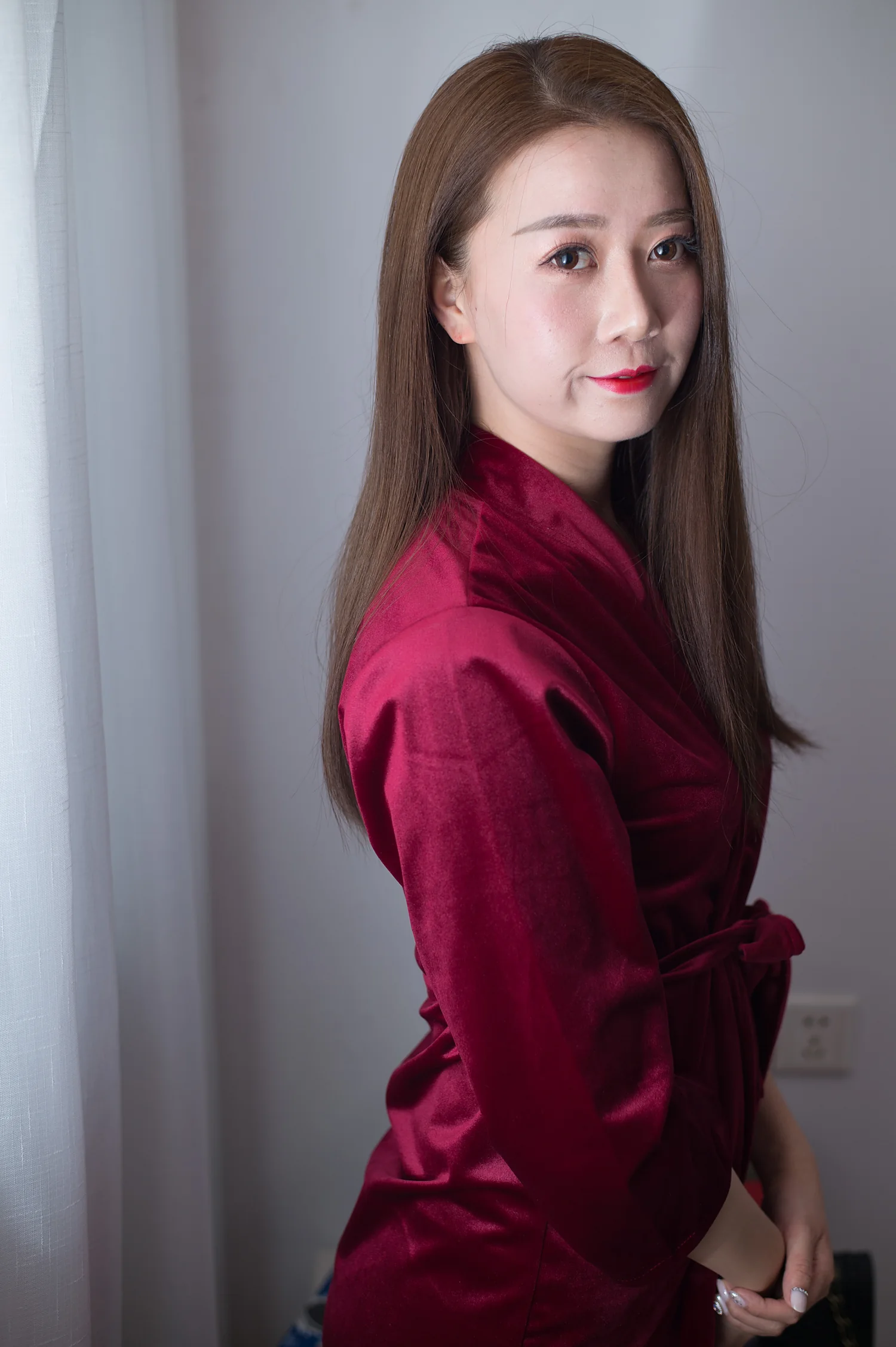 [素人新娘] 头戴皇冠的小脸，正红唇色配抹胸刺绣大摆纱的新娘婚礼现场实拍写真 H904