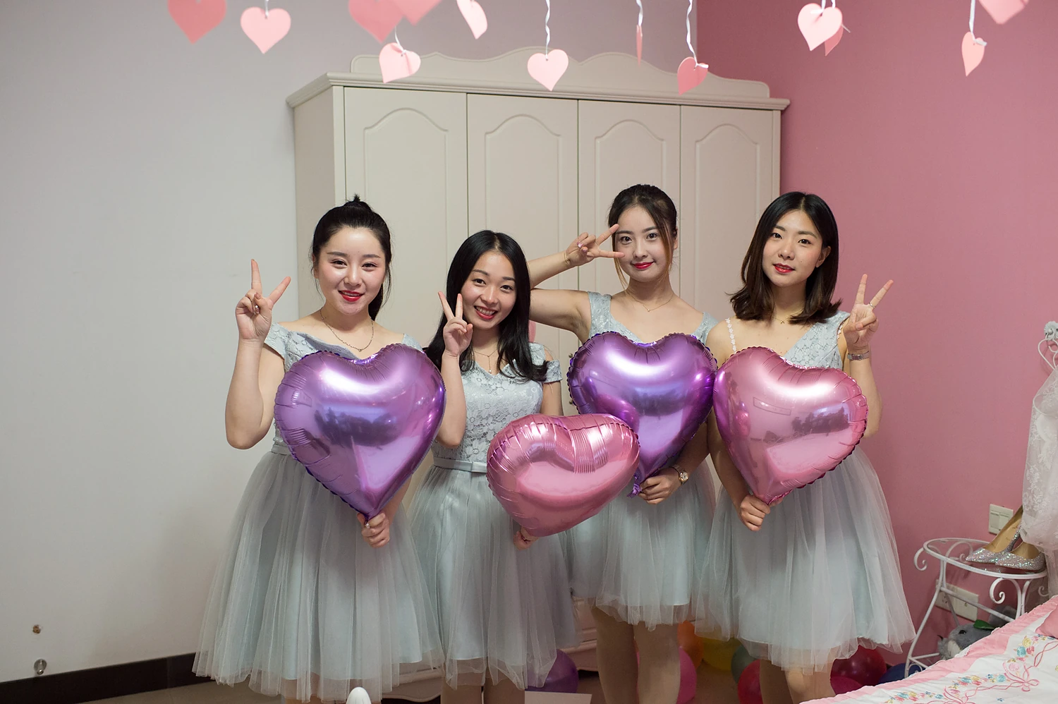 [素人新娘] 头戴皇冠的小脸，正红唇色配抹胸刺绣大摆纱的新娘婚礼现场实拍写真 H904