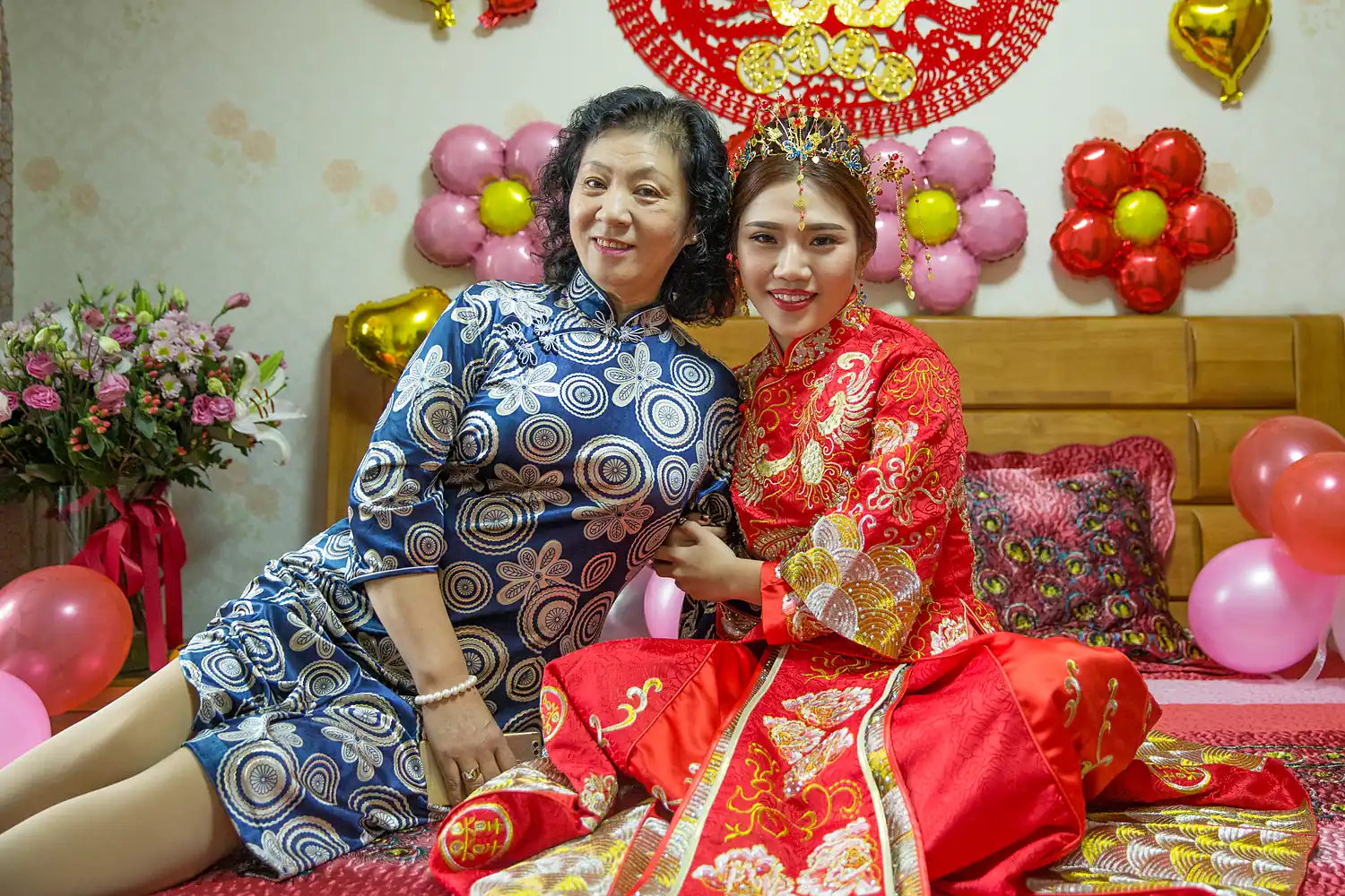 [素人新娘] 浓眉配玫红唇，缎面白浴袍对镜描眉的新娘婚礼现场实拍写真 H905