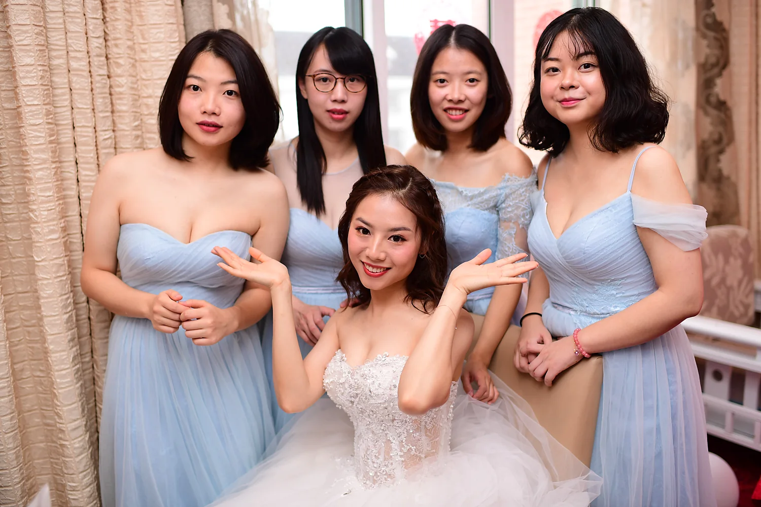 [素人新娘] 圆脸笑眼弯成月牙，穿着亮片抹胸婚纱的新娘婚礼现场实拍写真 H906