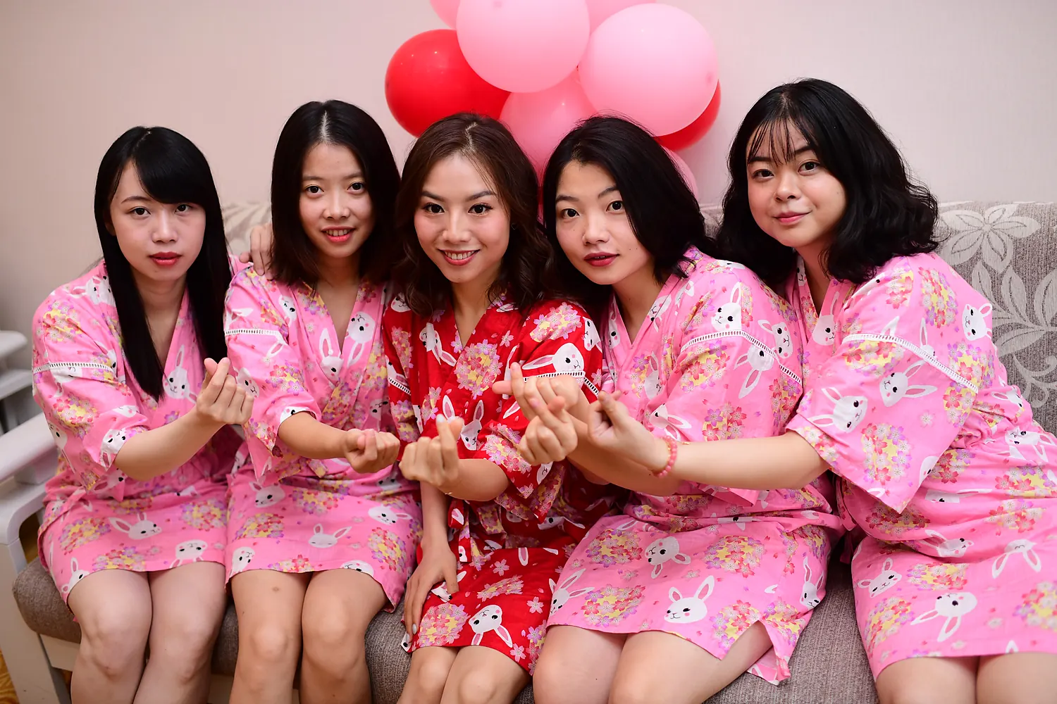 [素人新娘] 圆脸笑眼弯成月牙，穿着亮片抹胸婚纱的新娘婚礼现场实拍写真 H906
