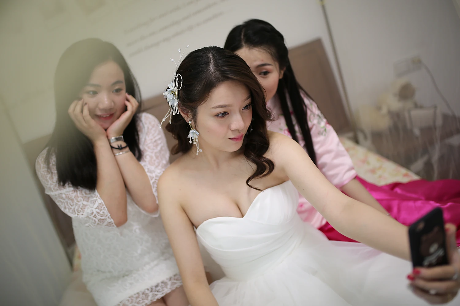 [素人新娘] 卷发棒烫出的水波浪配抹胸白纱，粉调唇色的新娘婚礼现场实拍写真 H907