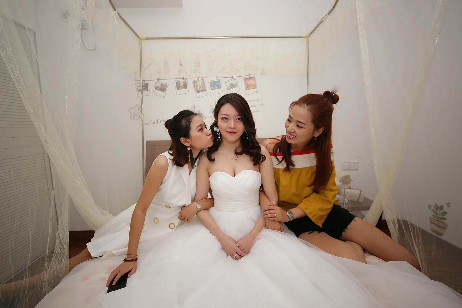 [素人新娘] 卷发棒烫出的水波浪配抹胸白纱，粉调唇色的新娘婚礼现场实拍写真 H907