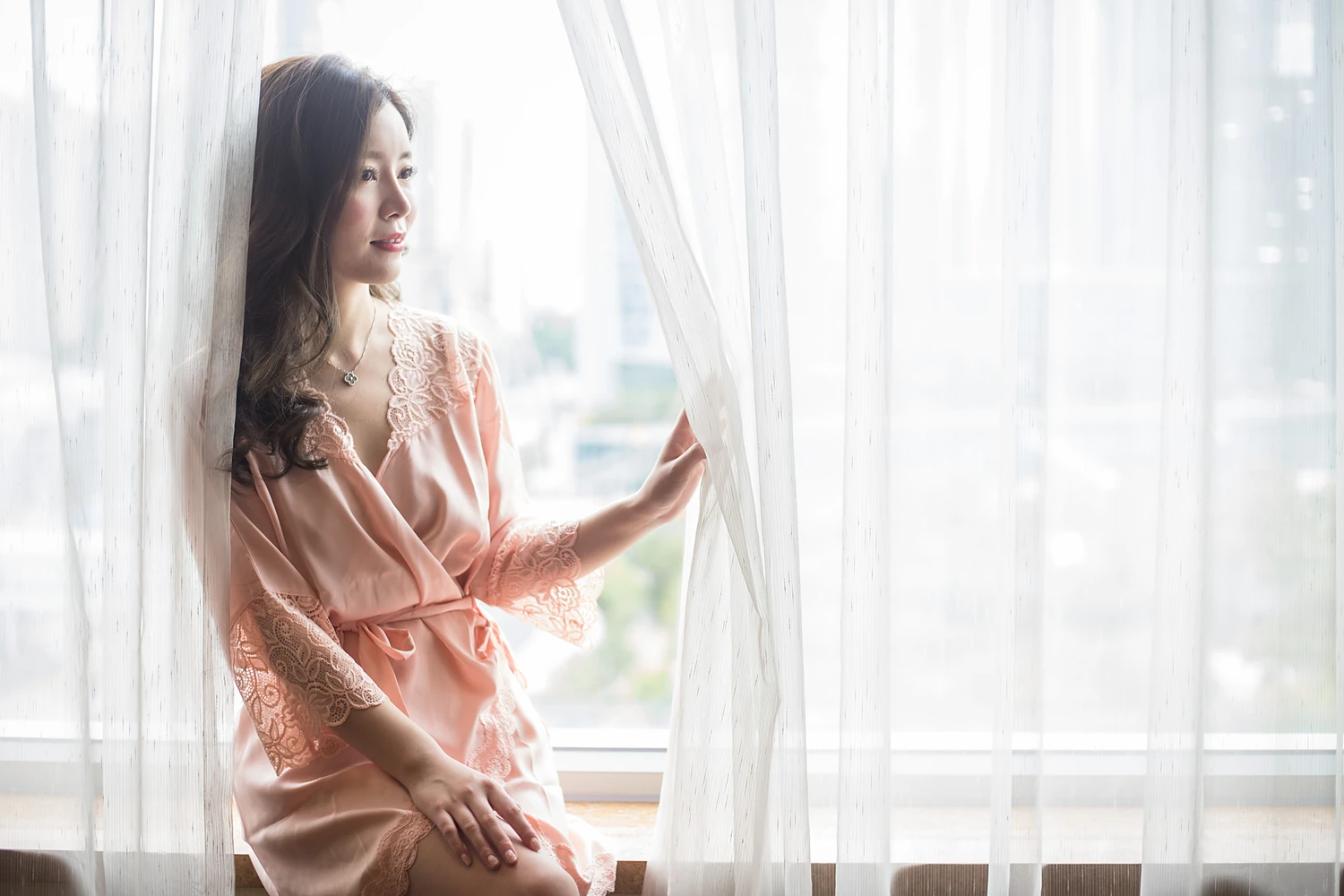 [素人新娘] 长卷黑发皮肤白净的温柔长相，穿着粉色蕾丝缎面浴袍的新娘婚礼现场实拍写真 H908