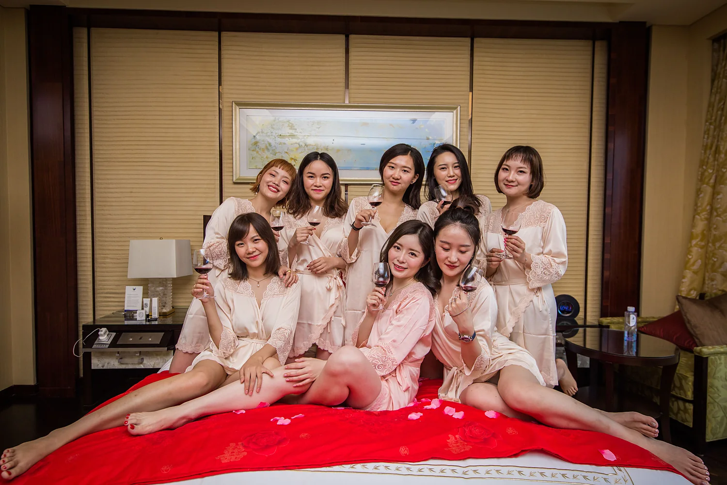 [素人新娘] 长卷黑发皮肤白净的温柔长相，穿着粉色蕾丝缎面浴袍的新娘婚礼现场实拍写真 H908