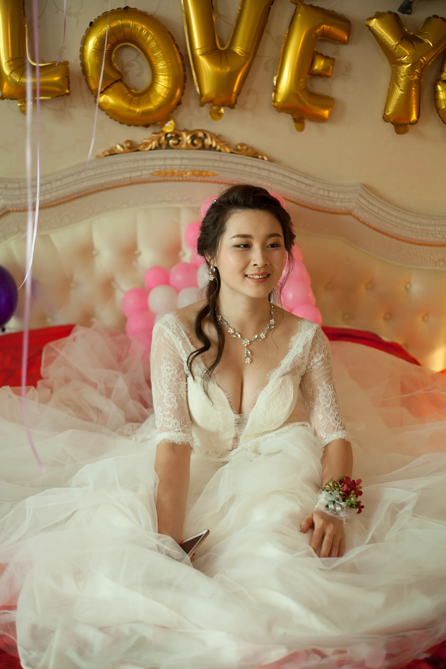 [素人新娘] 盘发垂两缕碎发的甜脸，穿着深V蕾丝长袖婚纱的新娘婚礼现场实拍写真 H910