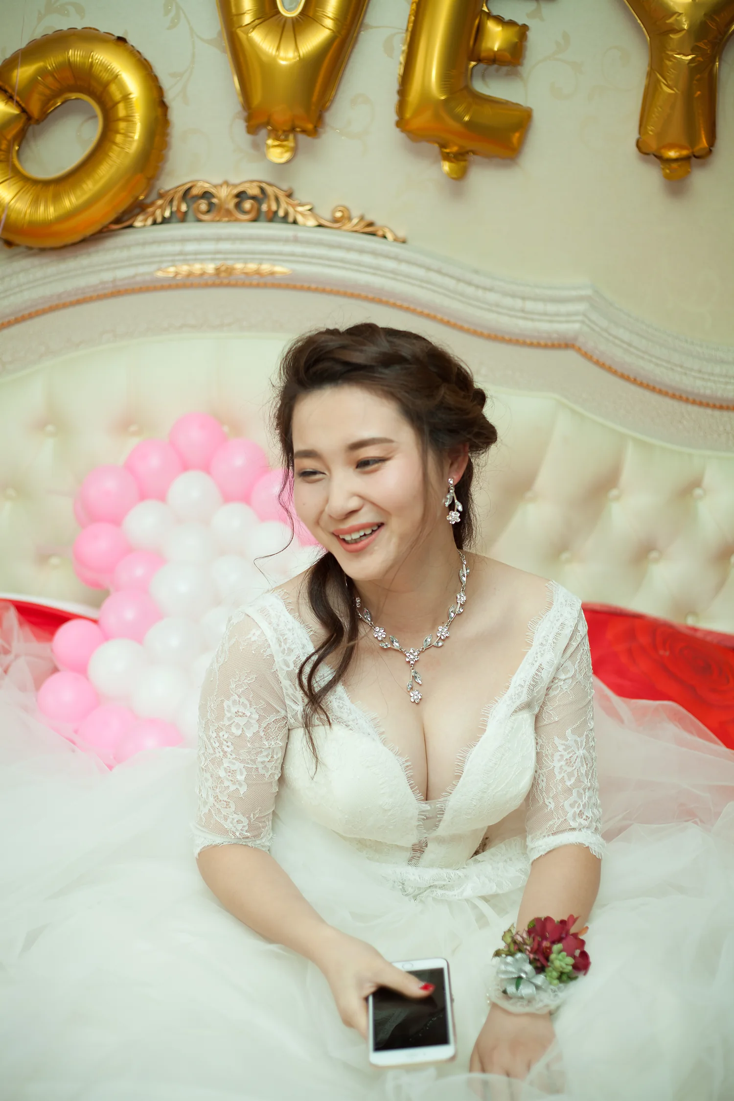 [素人新娘] 盘发垂两缕碎发的甜脸，穿着深V蕾丝长袖婚纱的新娘婚礼现场实拍写真 H910