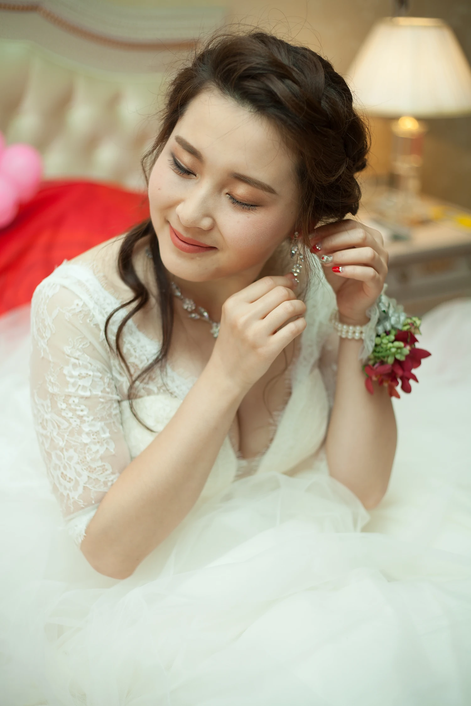 [素人新娘] 盘发垂两缕碎发的甜脸，穿着深V蕾丝长袖婚纱的新娘婚礼现场实拍写真 H910