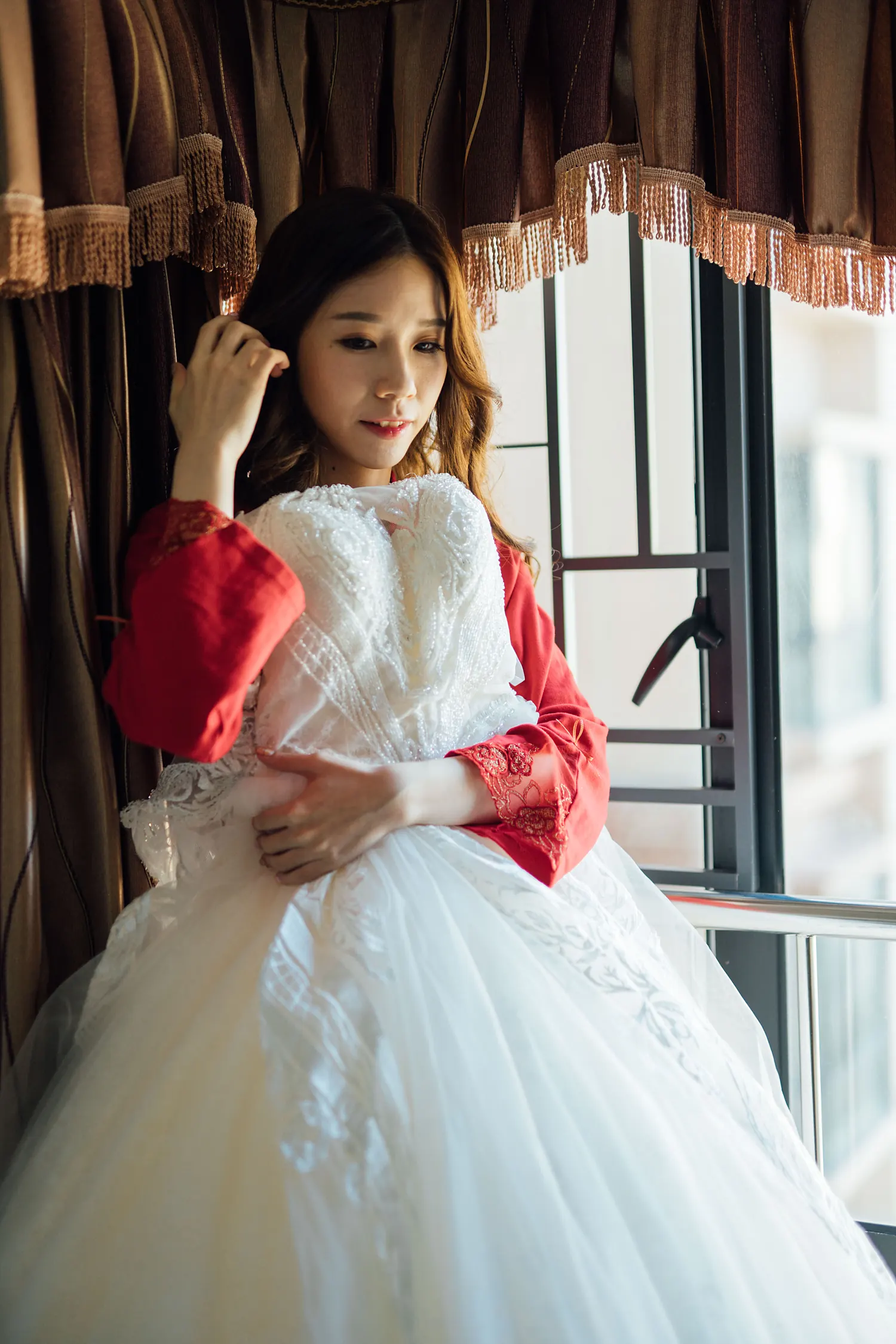 [素人新娘] 棕色微卷配下巴一粒小痣的小家碧玉的新娘婚礼现场实拍写真 H911