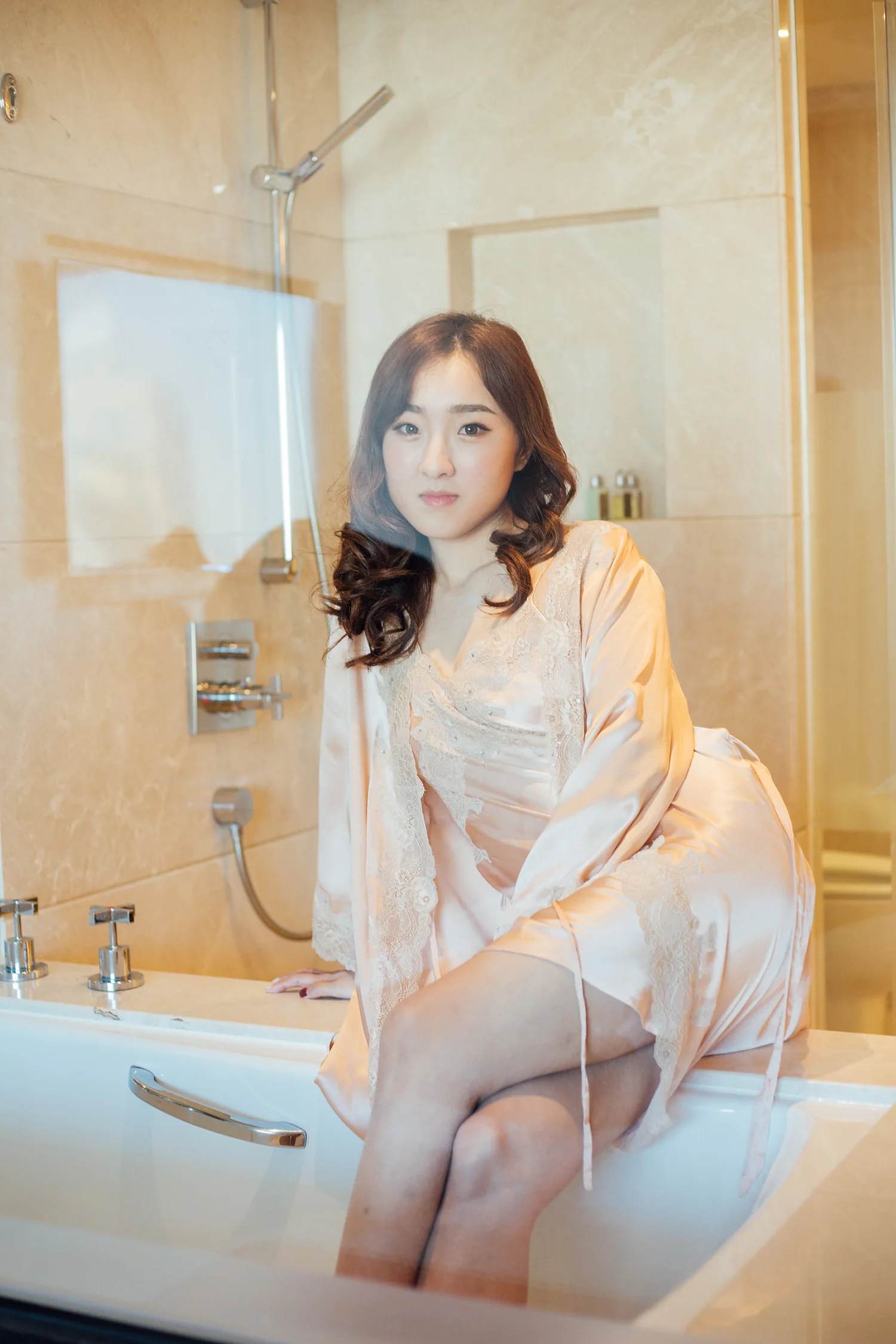 [素人新娘] 褐发齐刘海的圆润小脸，穿着粉色蕾丝吊带裙的新娘婚礼现场实拍写真 H913
