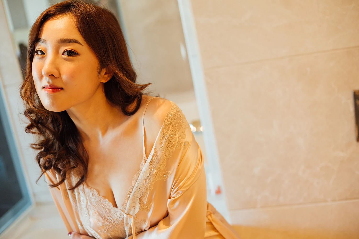 [素人新娘] 褐发齐刘海的圆润小脸，穿着粉色蕾丝吊带裙的新娘婚礼现场实拍写真 H913