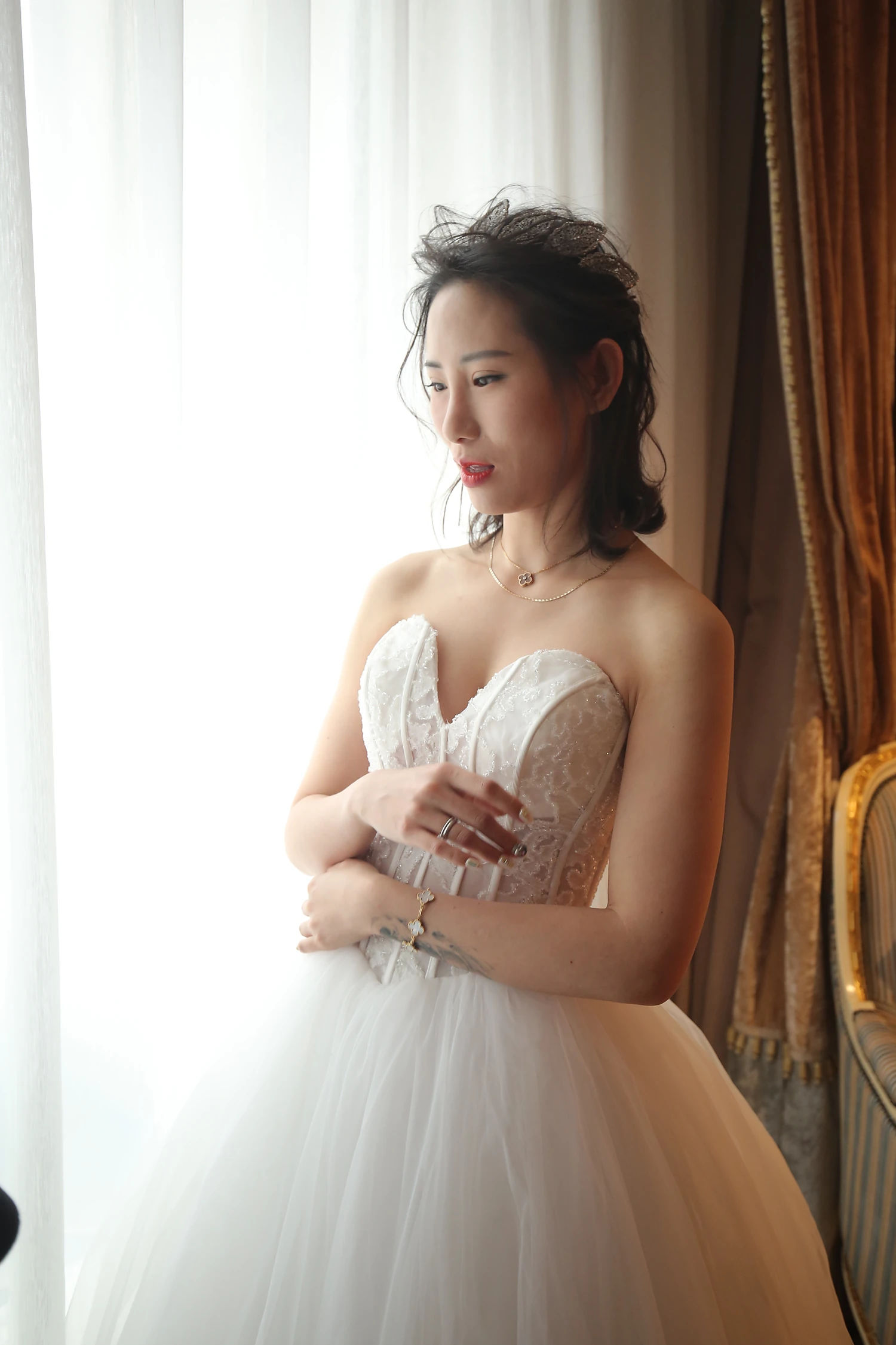 [素人新娘] 红唇配素净底妆的清冷新娘，穿着抹胸束腰白纱的新娘婚礼现场实拍写真 H914