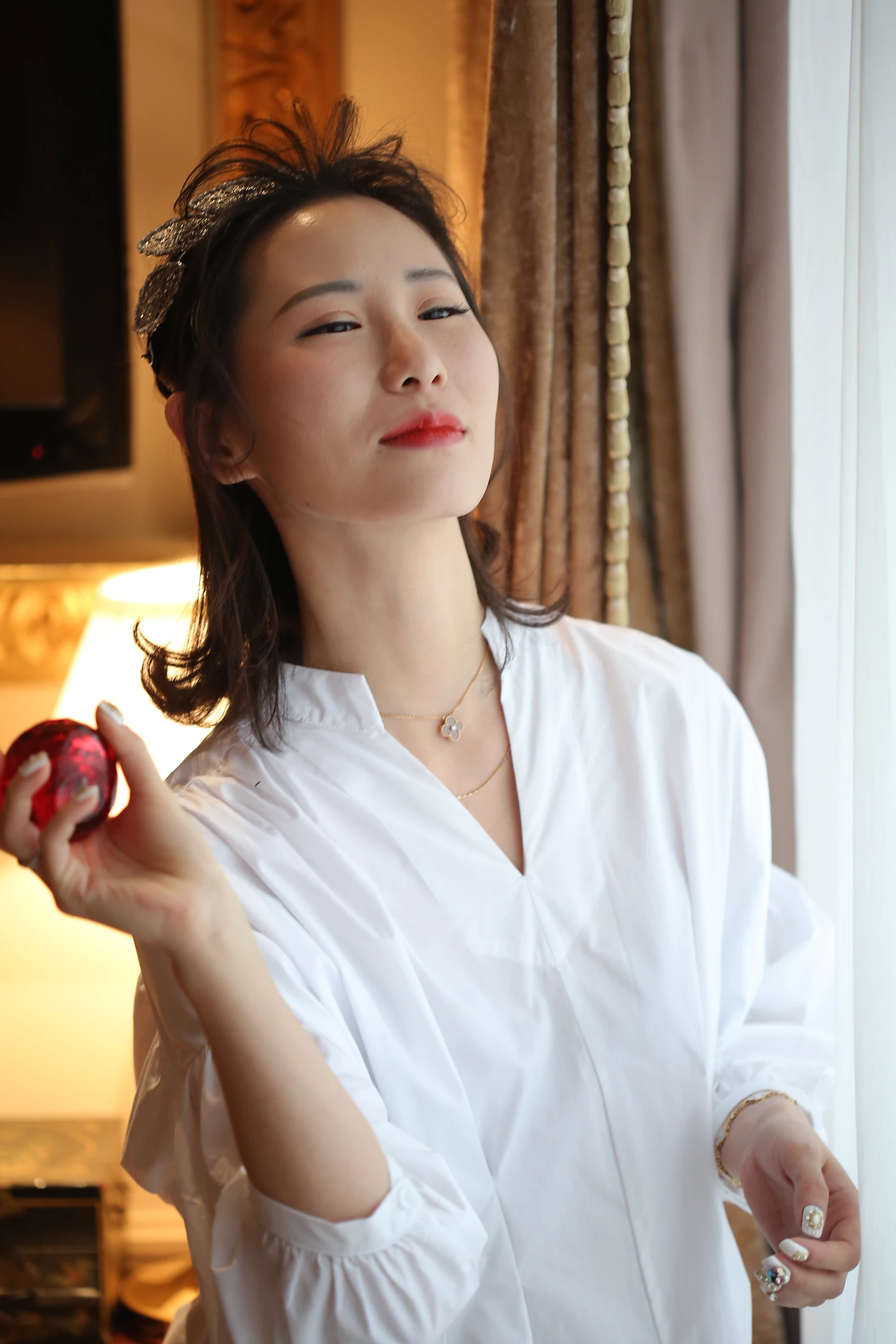 [素人新娘] 红唇配素净底妆的清冷新娘，穿着抹胸束腰白纱的新娘婚礼现场实拍写真 H914