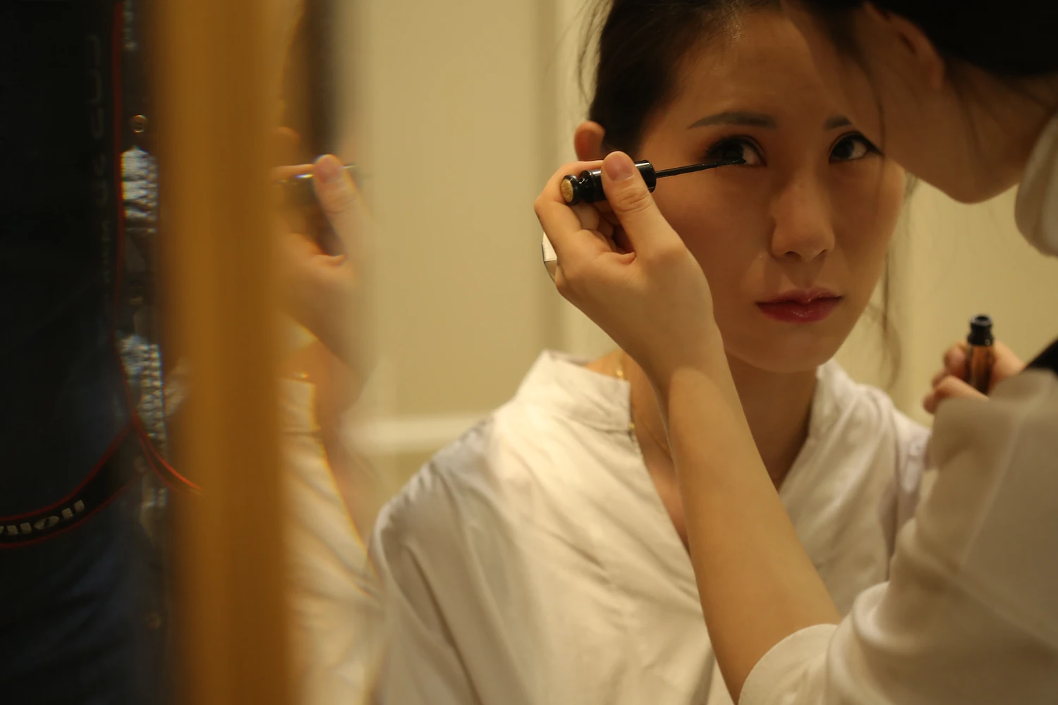 [素人新娘] 红唇配素净底妆的清冷新娘，穿着抹胸束腰白纱的新娘婚礼现场实拍写真 H914