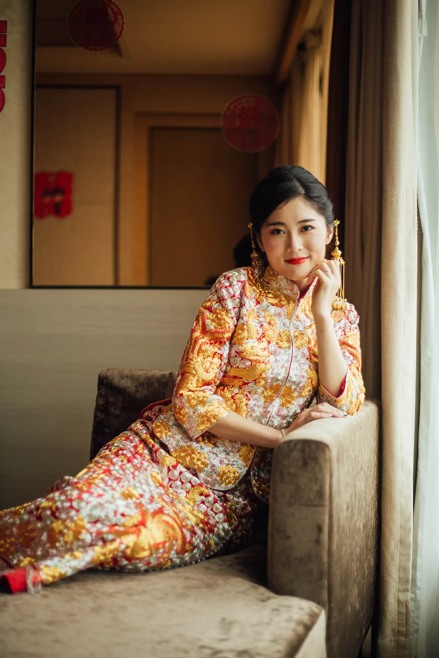 [素人新娘] 低盘发配金色长穗耳坠的新娘，穿红底金绣秀禾服的新娘婚礼现场实拍写真 【H916】