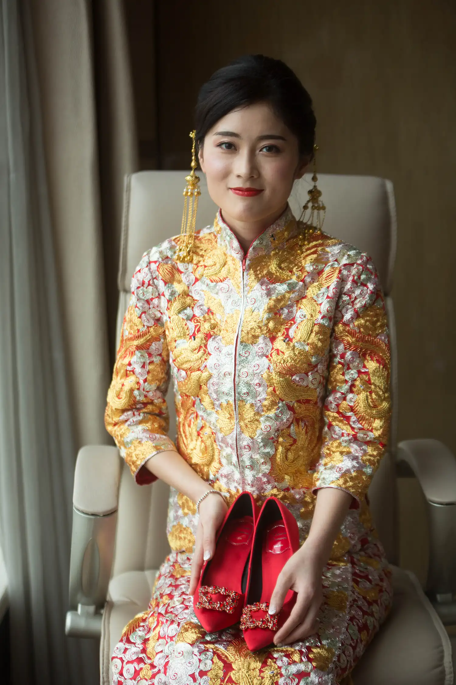 [素人新娘] 低盘发配金色长穗耳坠的新娘，穿红底金绣秀禾服的新娘婚礼现场实拍写真 【H916】