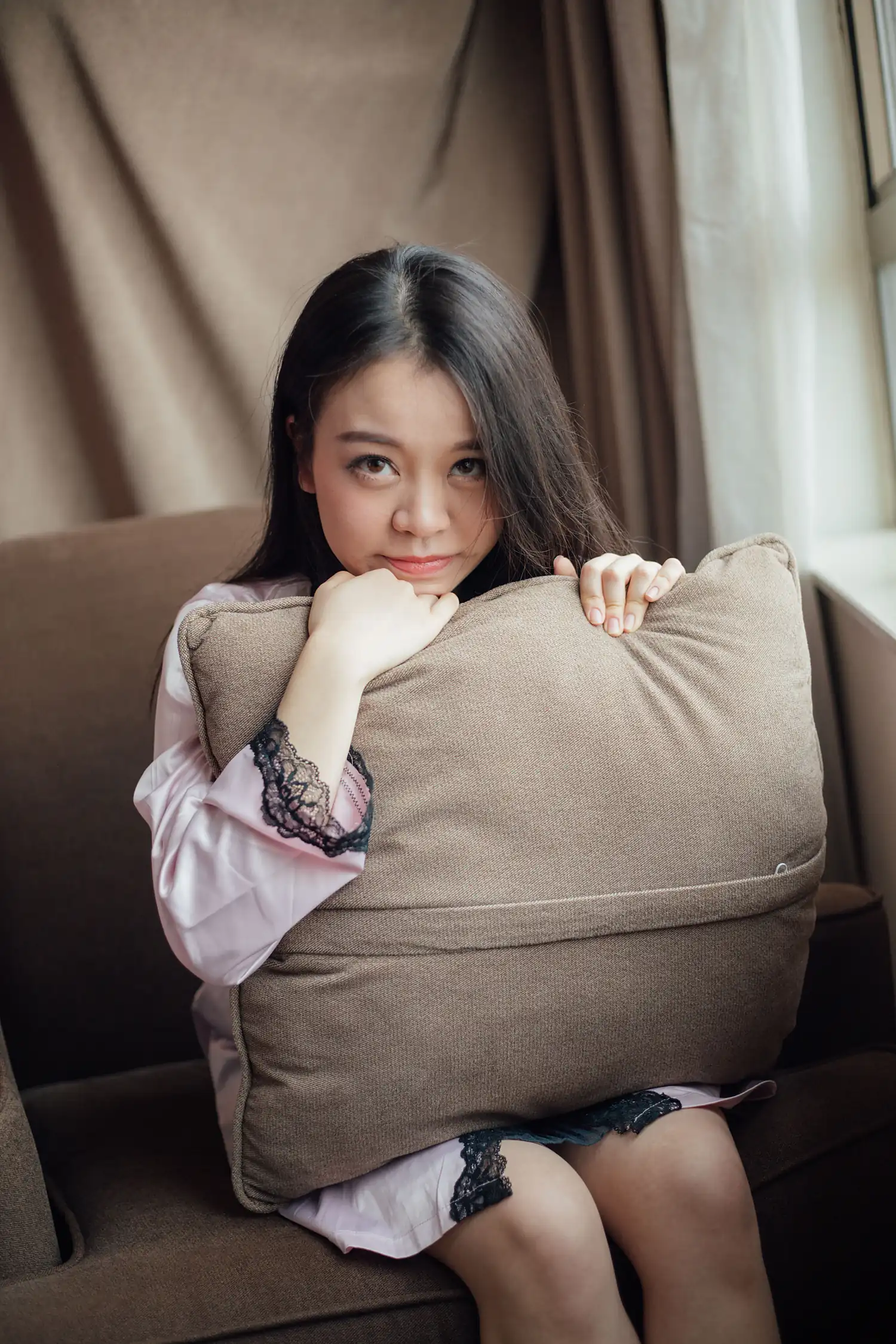 [素人新娘] 黑长直发身穿白抹胸纱裙抱着红色爱心牌的新娘婚礼现场实拍写真 【H917】