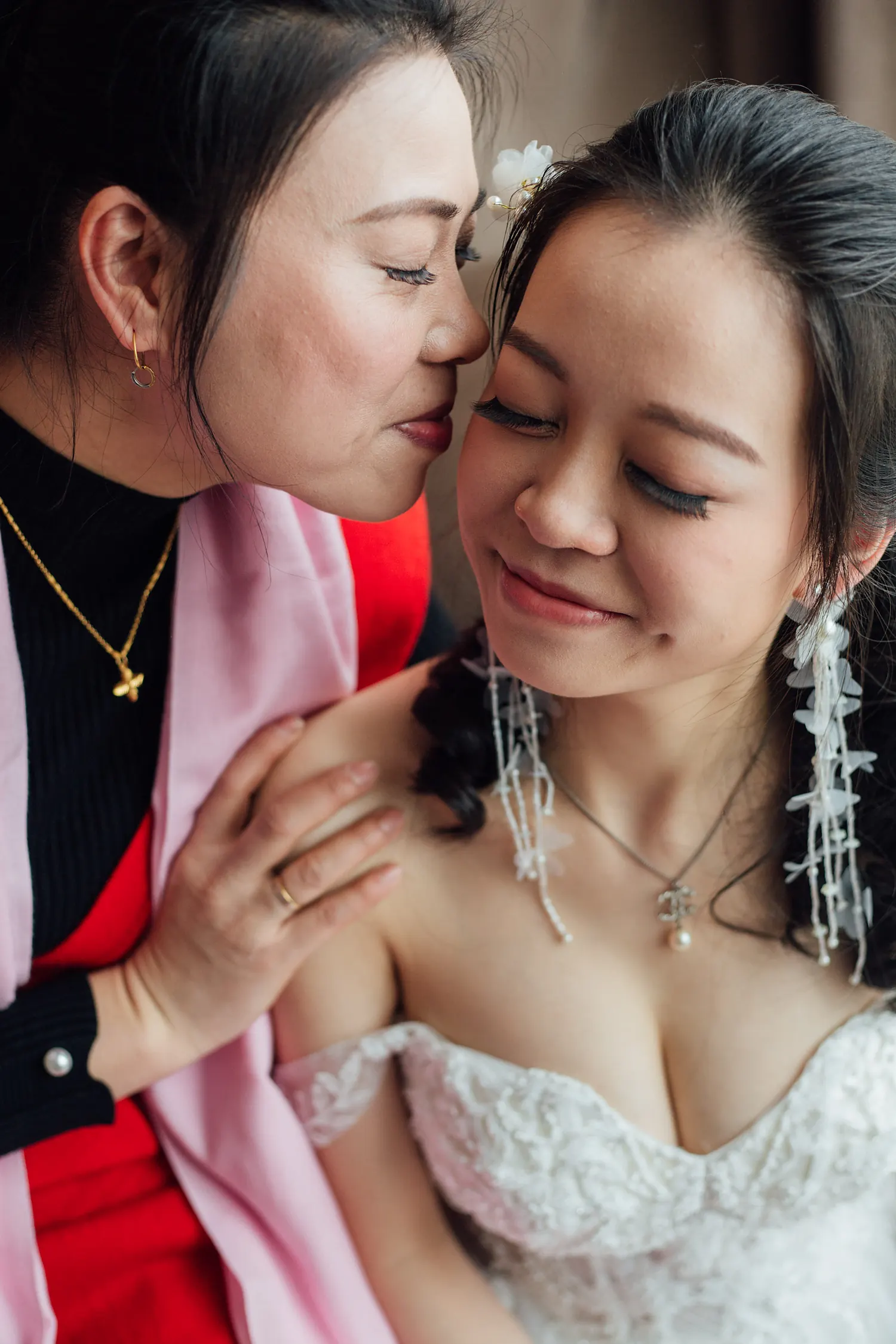 [素人新娘] 黑长直发身穿白抹胸纱裙抱着红色爱心牌的新娘婚礼现场实拍写真 【H917】