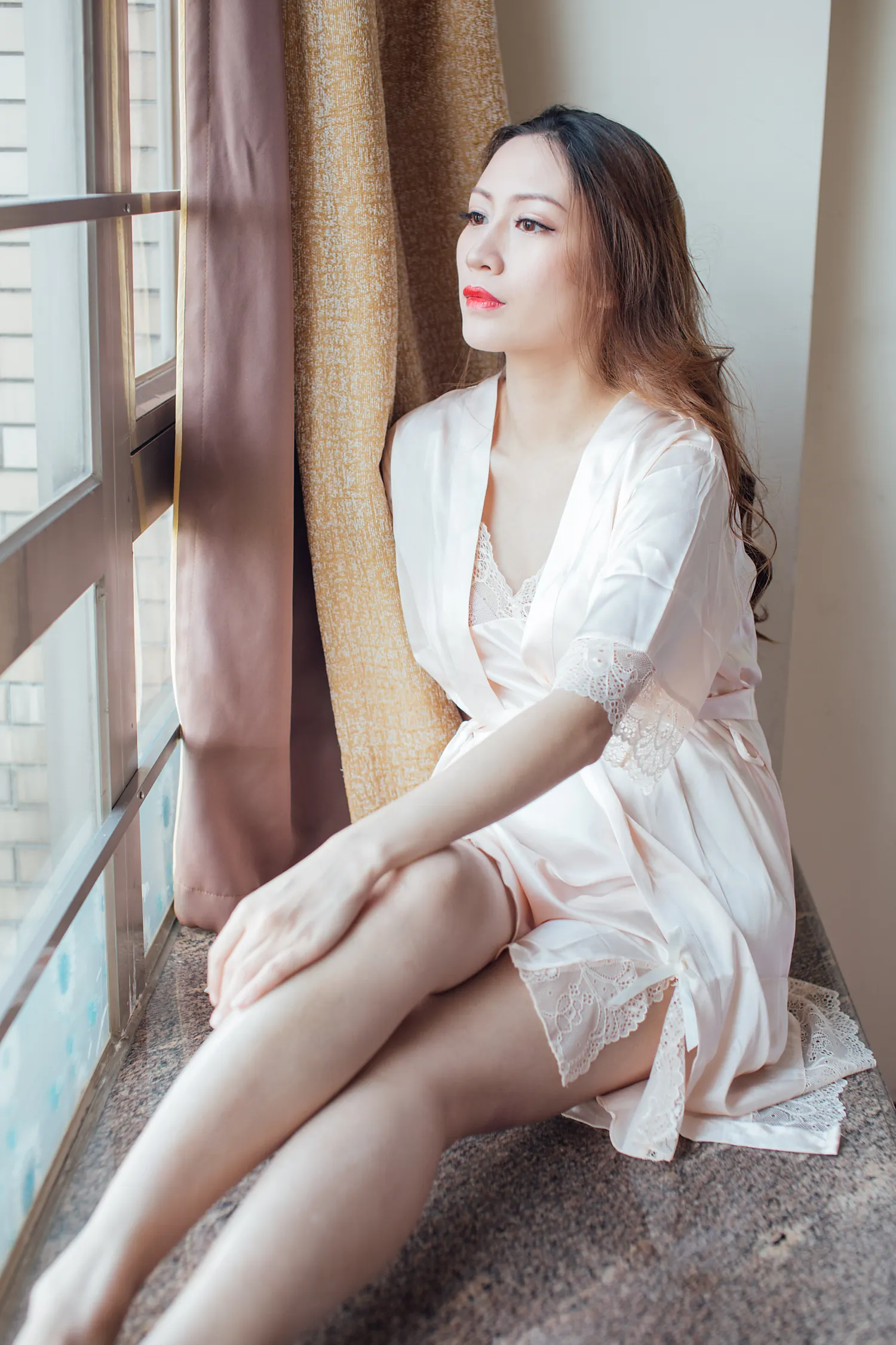 [素人新娘] 长棕卷发穿着浅粉丝缎蕾丝袍坐在窗台上抱膝望向窗外的新娘婚礼现场实拍写真 【H920】