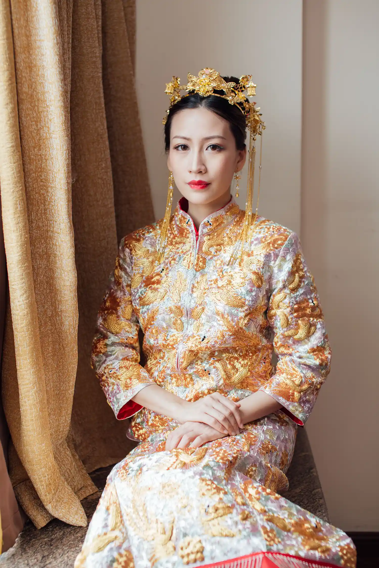 [素人新娘] 长棕卷发穿着浅粉丝缎蕾丝袍坐在窗台上抱膝望向窗外的新娘婚礼现场实拍写真 【H920】