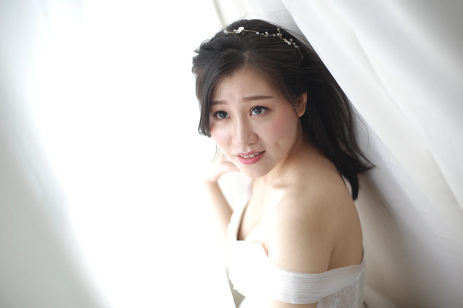 [素人新娘] 珍珠发箍压着黑长发，蓝灰美瞳配白抹胸纱的新娘婚礼现场实拍写真 【H922】