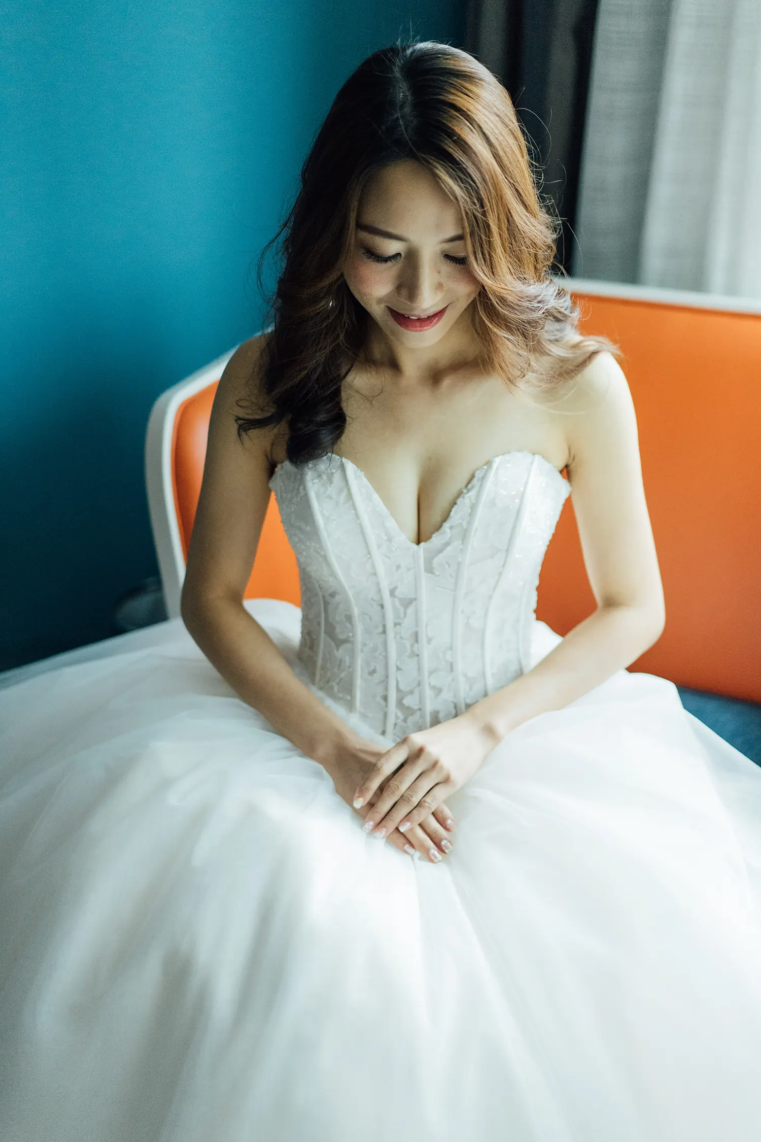 [素人新娘] 闭眼仰头穿着白抹胸束腰婚纱的新娘婚礼现场实拍写真 【H923】