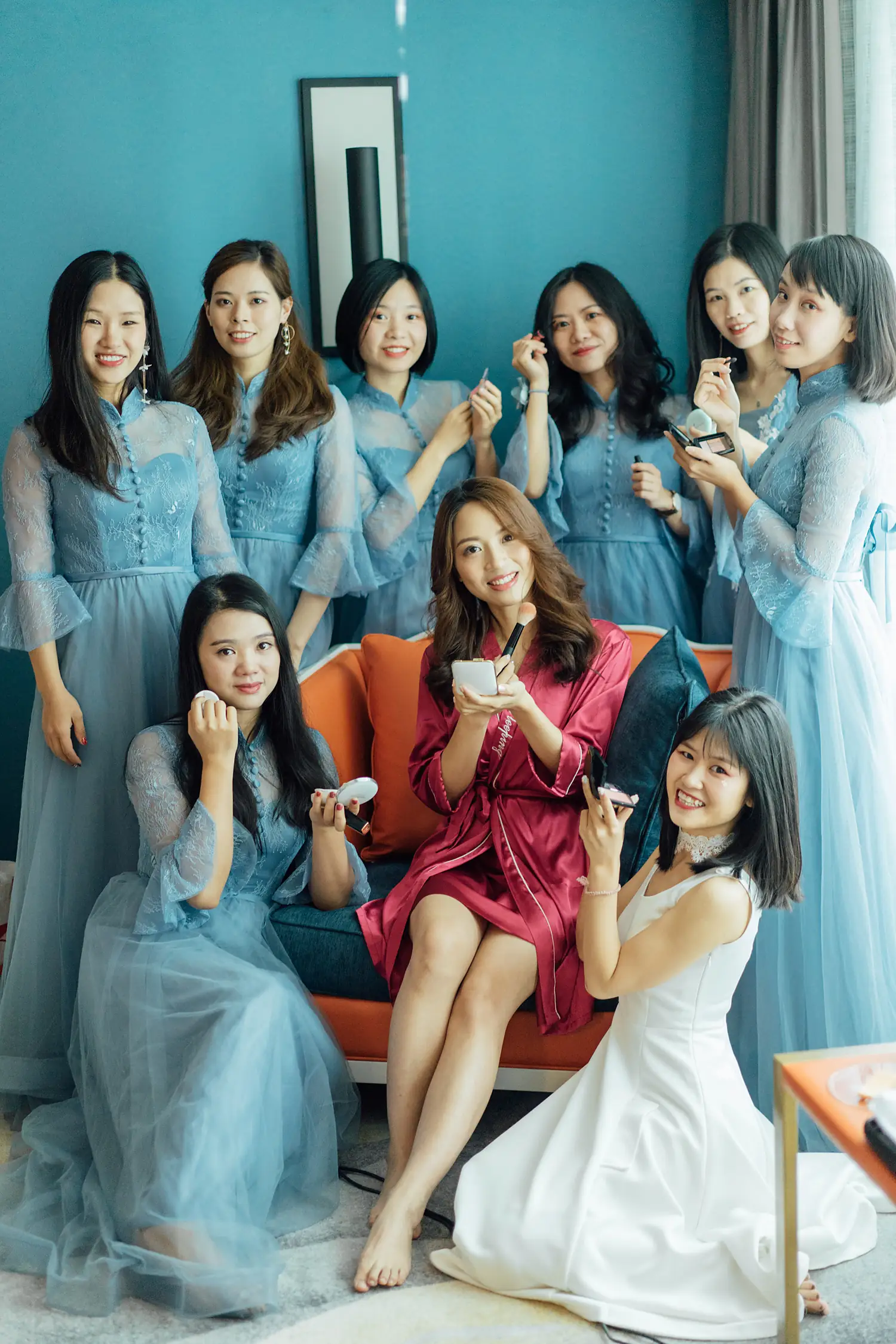 [素人新娘] 闭眼仰头穿着白抹胸束腰婚纱的新娘婚礼现场实拍写真 【H923】