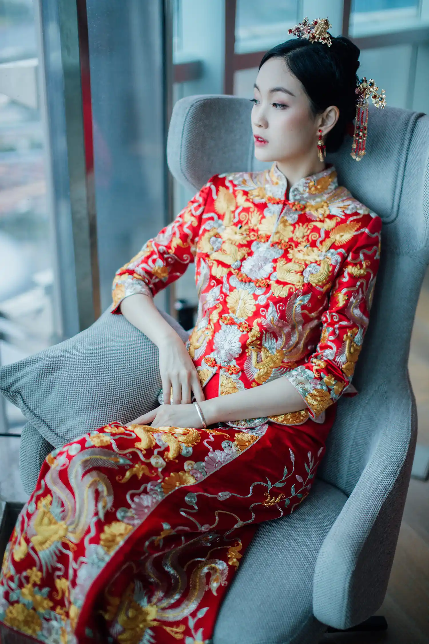 [素人新娘] 戴皇冠披头纱，穿着抱粉玫瑰捧花穿亮片刺绣婚纱的新娘婚礼现场实拍写真 【H924】