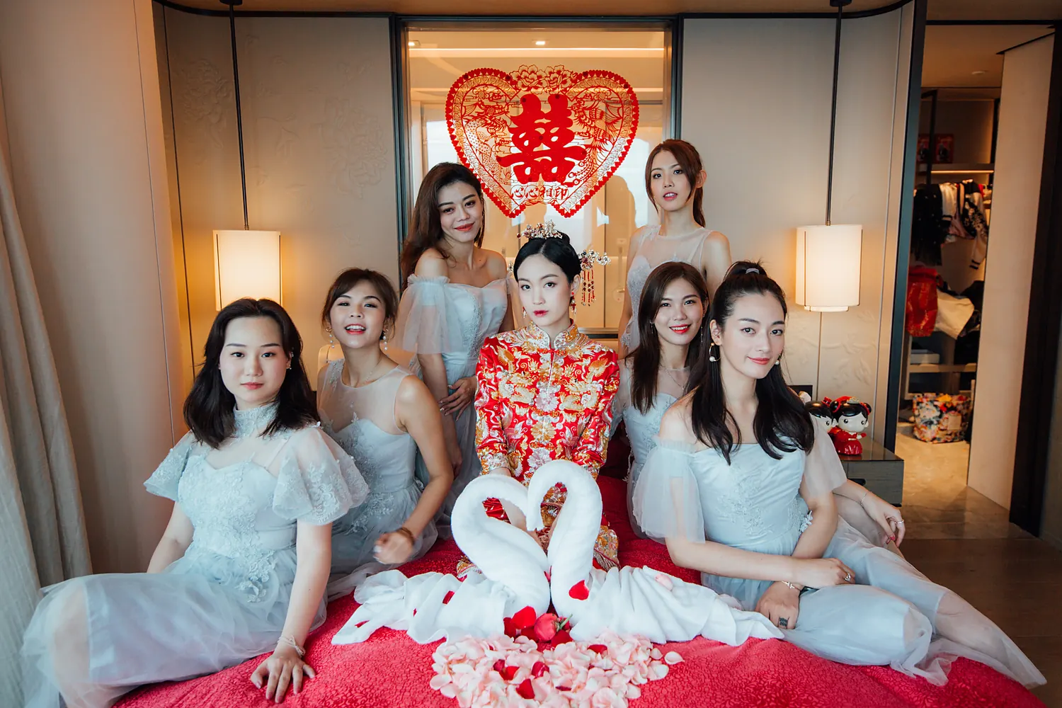 [素人新娘] 戴皇冠披头纱，穿着抱粉玫瑰捧花穿亮片刺绣婚纱的新娘婚礼现场实拍写真 【H924】
