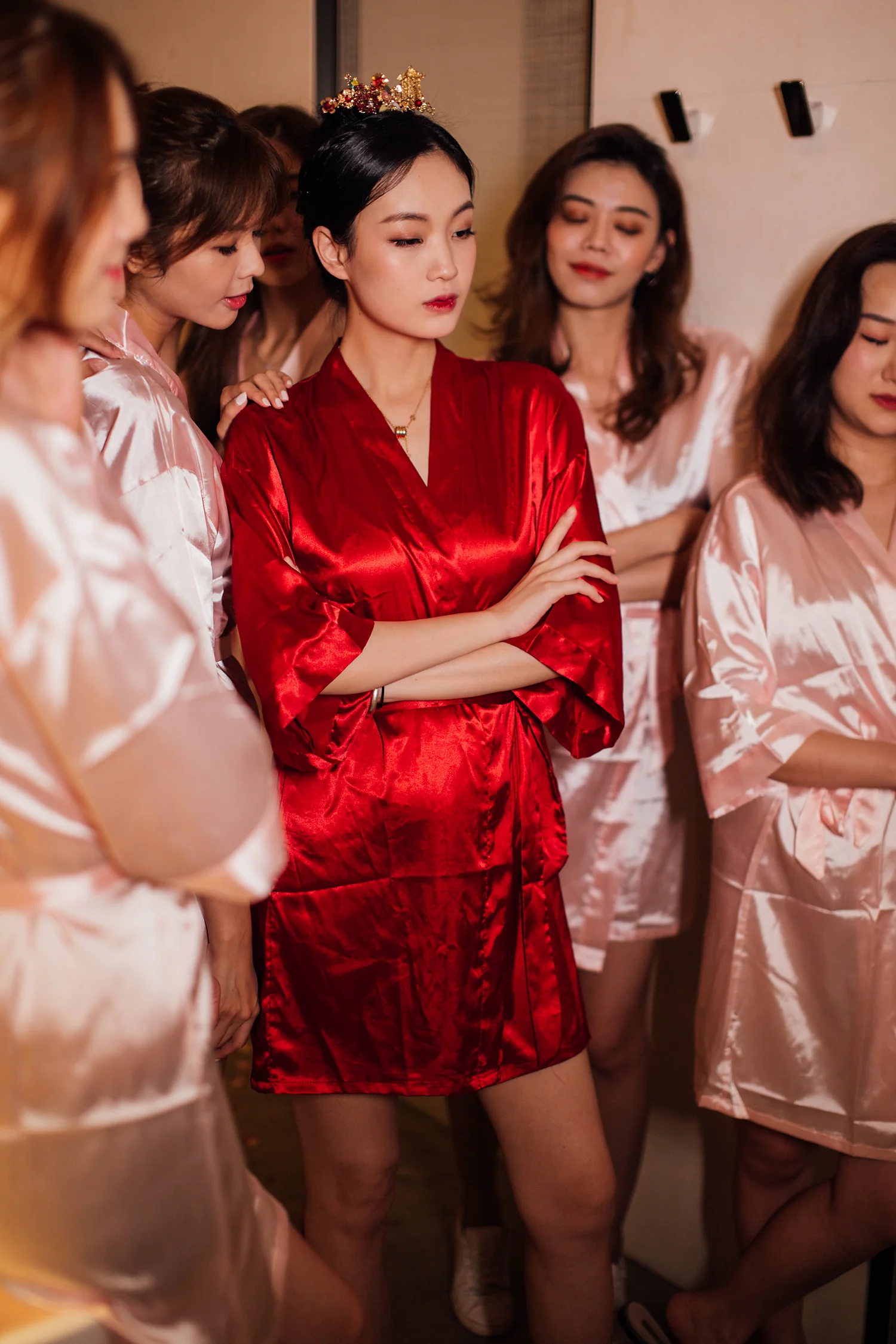 [素人新娘] 戴皇冠披头纱，穿着抱粉玫瑰捧花穿亮片刺绣婚纱的新娘婚礼现场实拍写真 【H924】