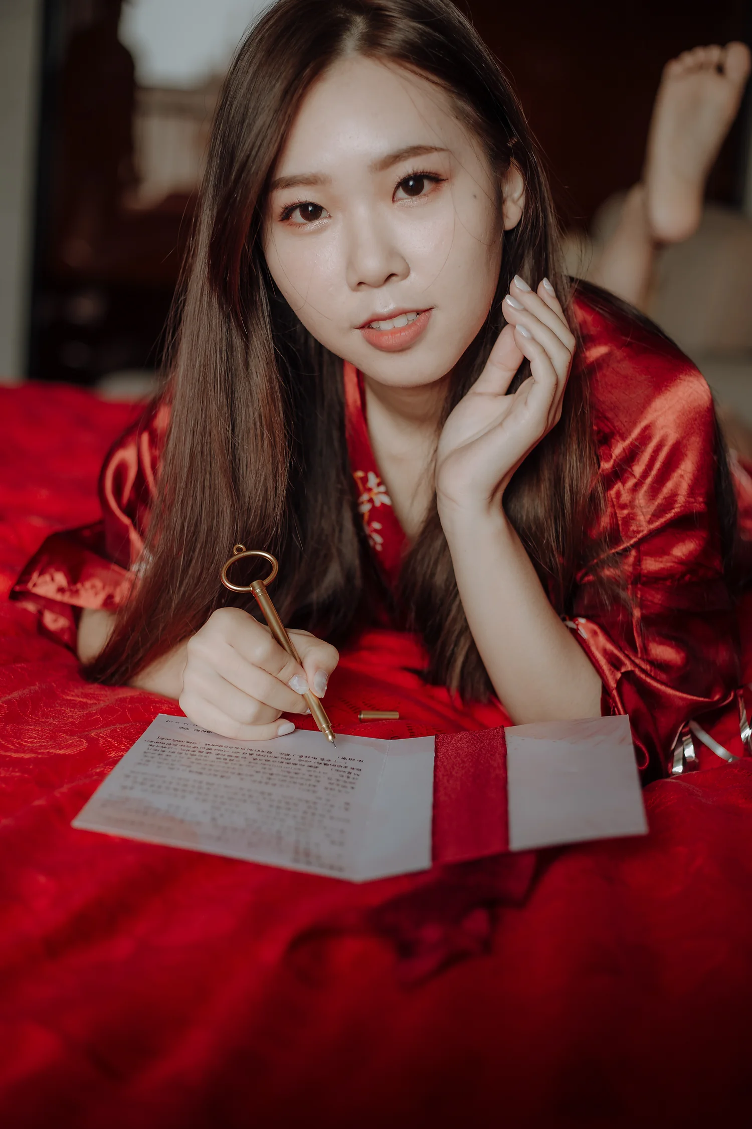 [素人新娘] 穿着红缎花袍趴在红床单上握金笔写卡片的新娘婚礼现场实拍写真 【H925】