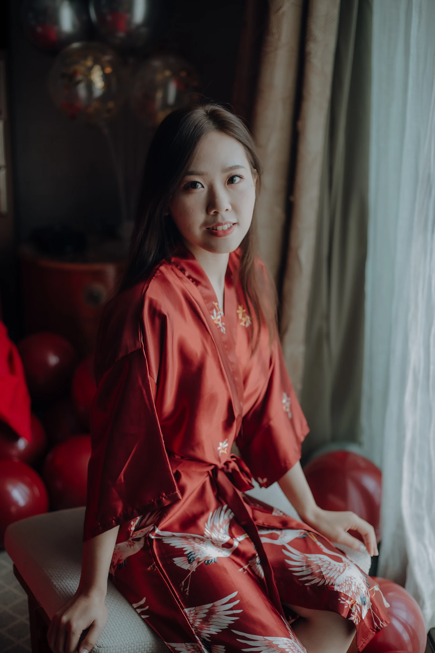 [素人新娘] 穿着红缎花袍趴在红床单上握金笔写卡片的新娘婚礼现场实拍写真 【H925】