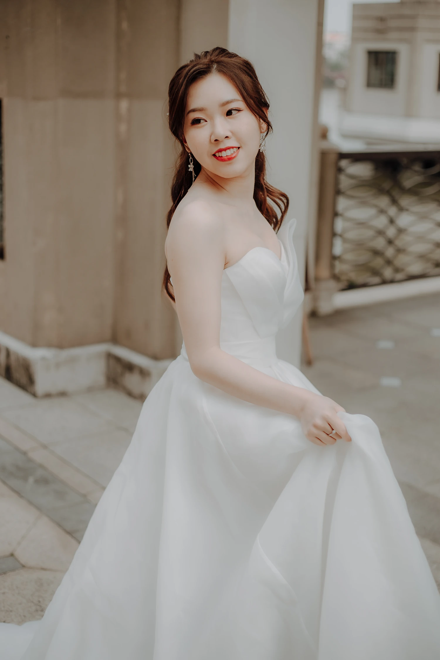 [素人新娘] 穿着红缎花袍趴在红床单上握金笔写卡片的新娘婚礼现场实拍写真 【H925】
