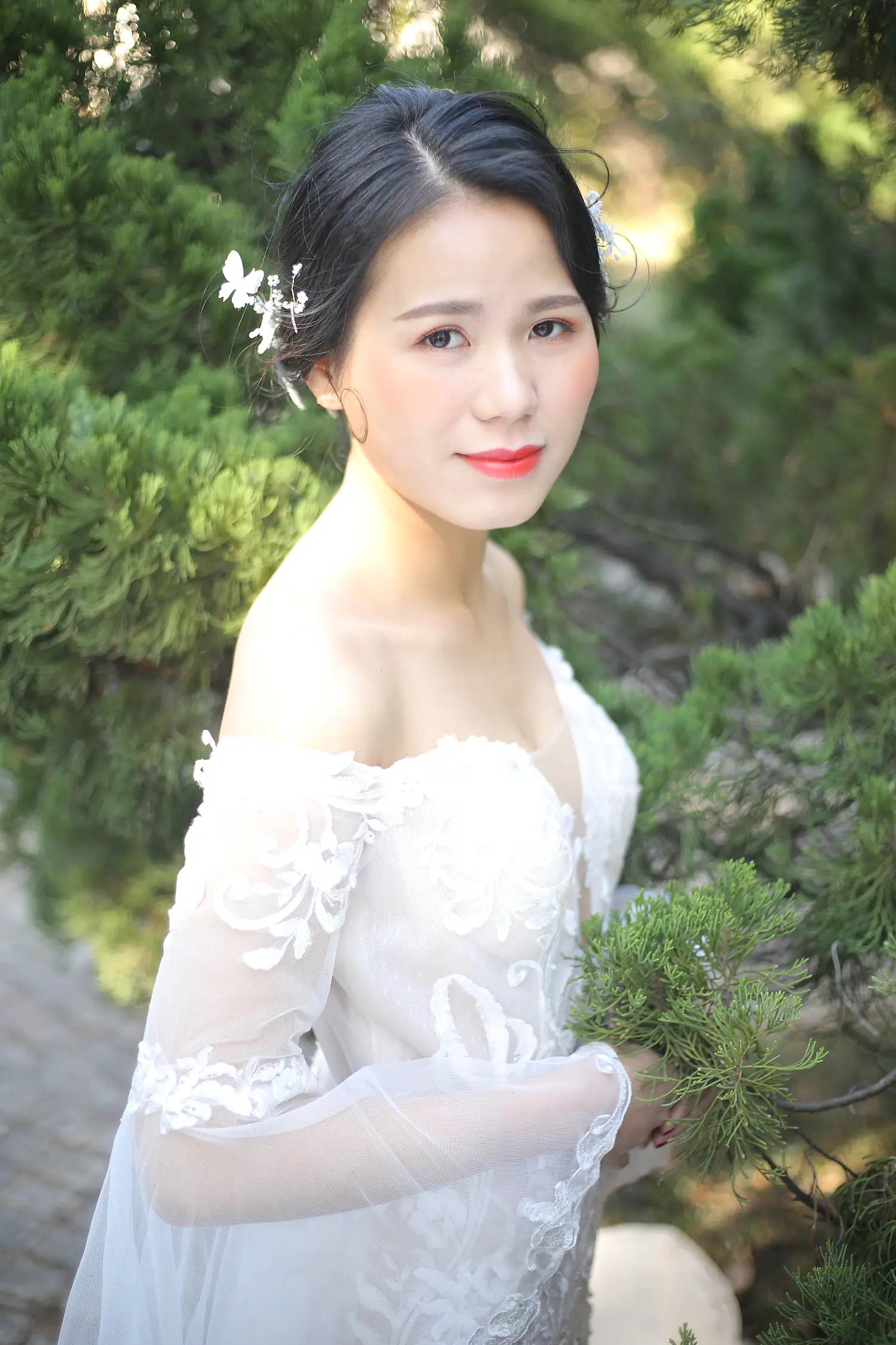 [素人新娘] 齐肩黑发配金色星星皇冠，正红V领无袖裙涂红唇的新娘婚礼现场实拍写真 【H926】