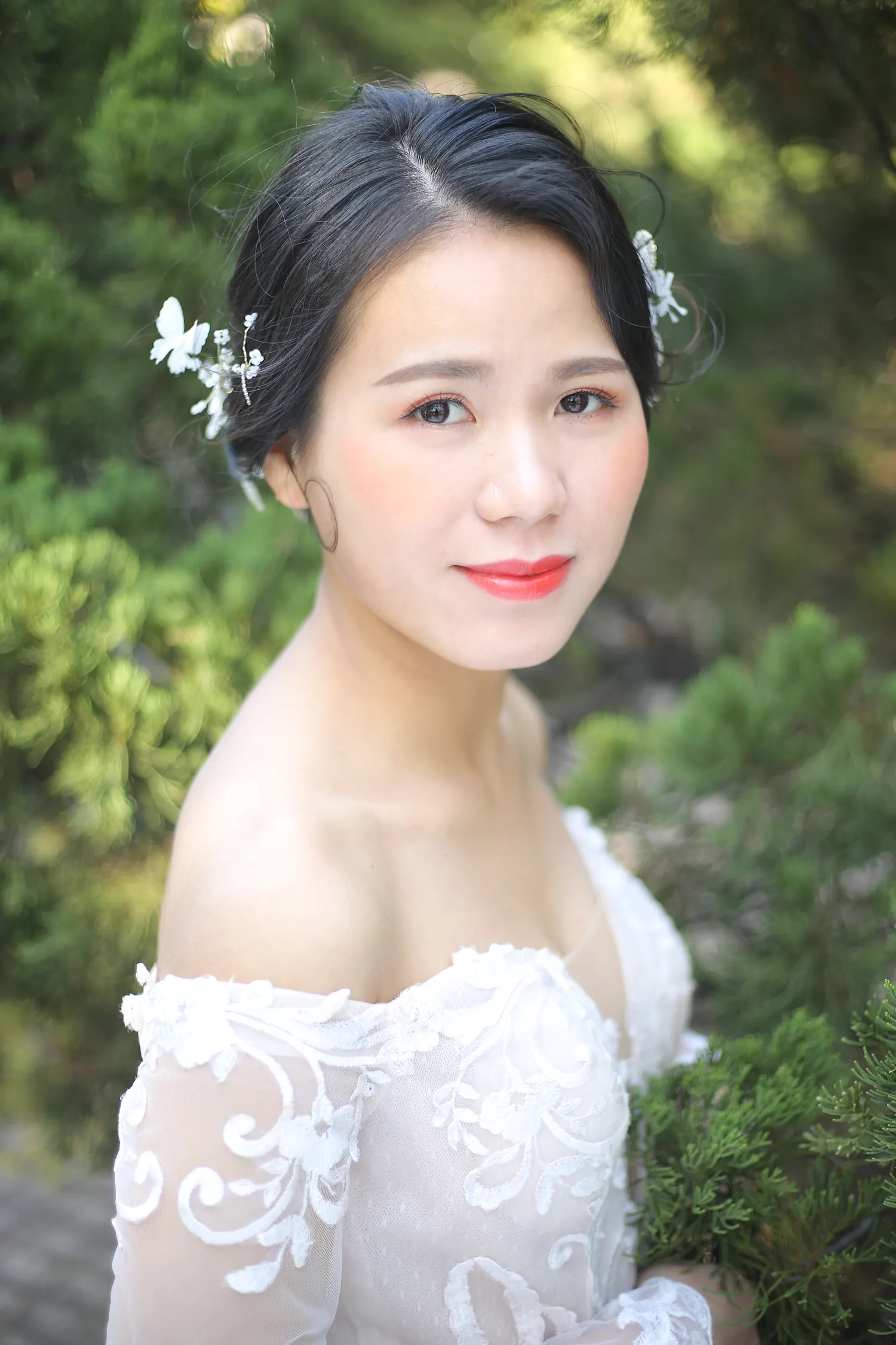 [素人新娘] 齐肩黑发配金色星星皇冠，正红V领无袖裙涂红唇的新娘婚礼现场实拍写真 【H926】