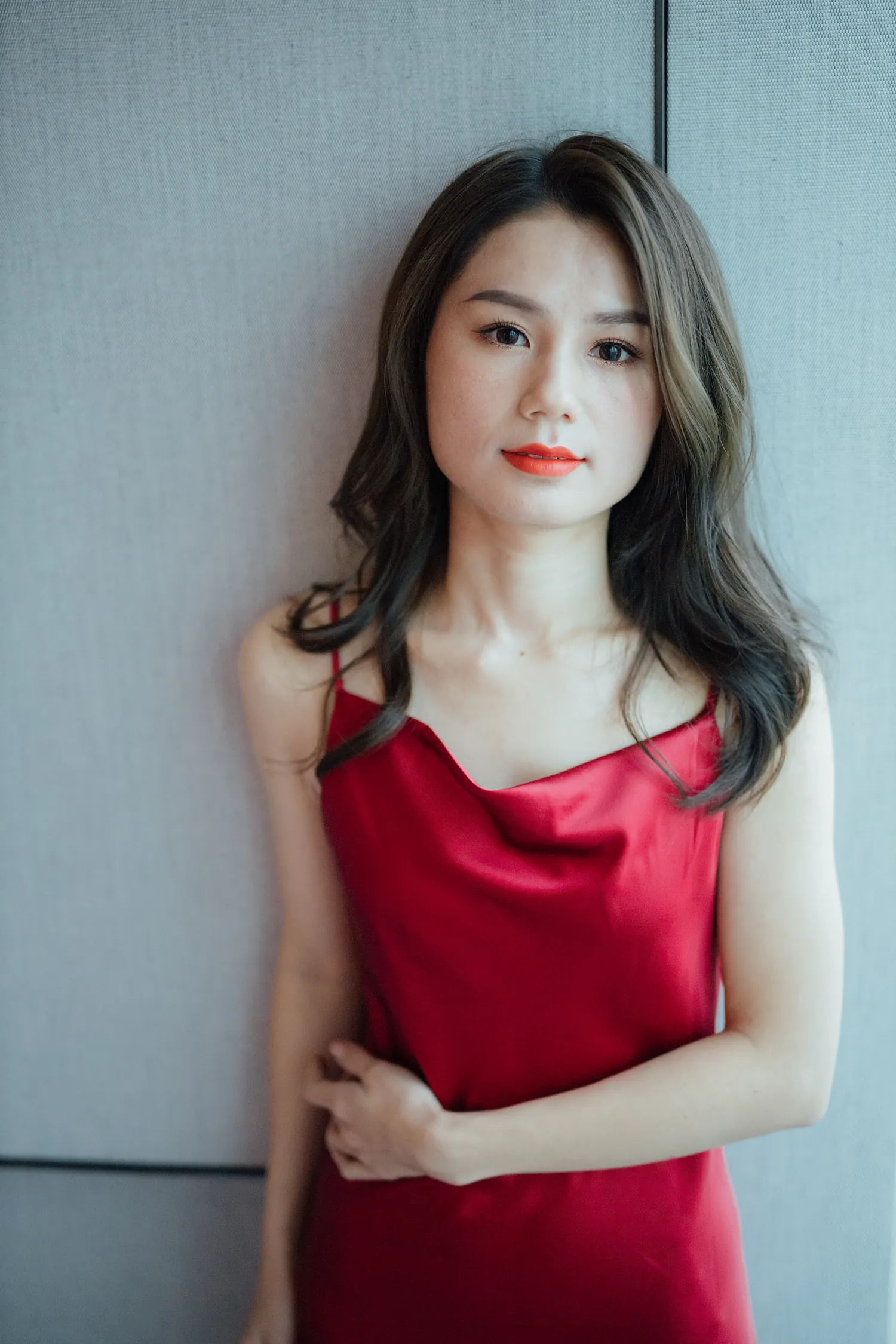[素人新娘] 长棕卷发配橘红唇，穿着红缎面荡领吊带裙的新娘婚礼现场实拍写真 【H930】