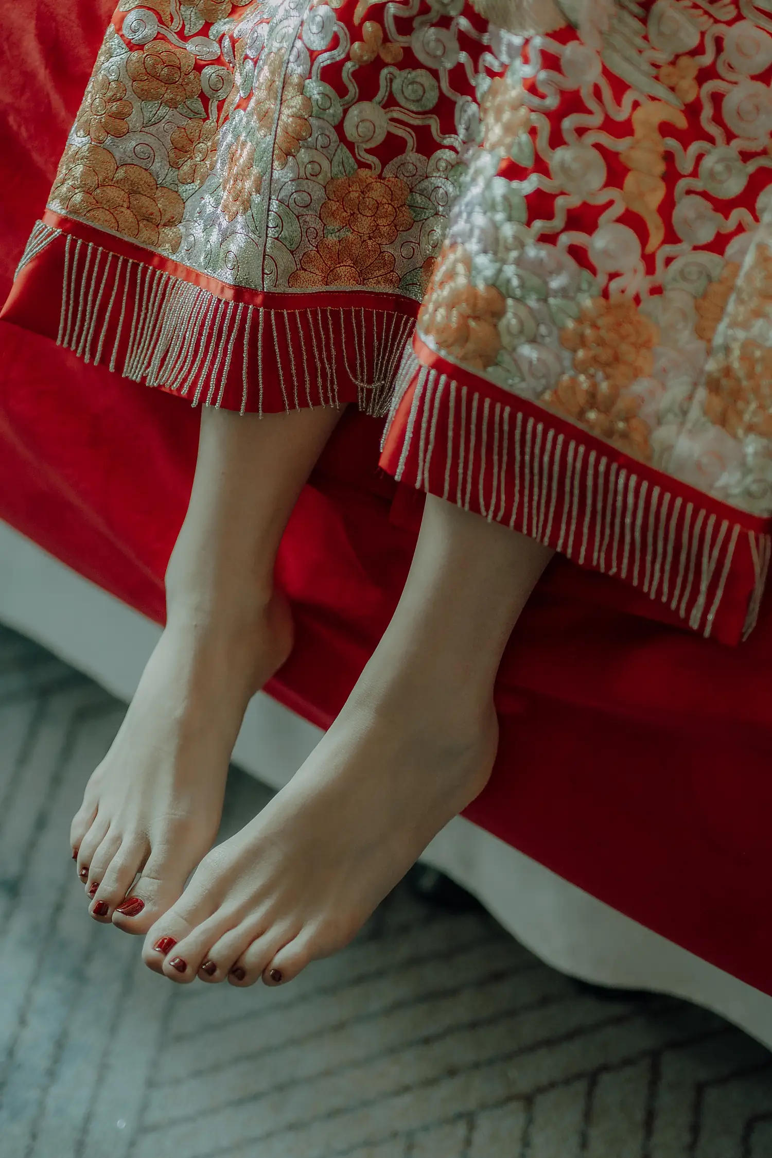 [素人新娘] 长棕卷发配橘红唇，穿着红缎面荡领吊带裙的新娘婚礼现场实拍写真 【H930】
