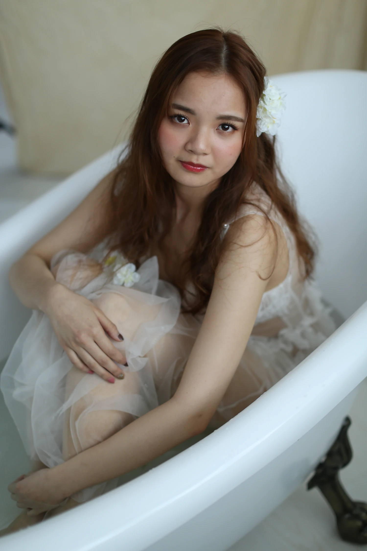 [素人新娘] 棕红长发插白花，穿着白纱裙泡在浴缸里的新娘婚礼现场实拍写真 【H933】
