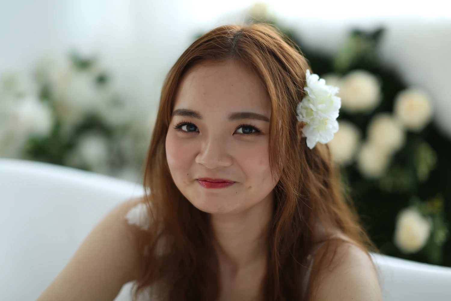 [素人新娘] 棕红长发插白花，穿着白纱裙泡在浴缸里的新娘婚礼现场实拍写真 【H933】