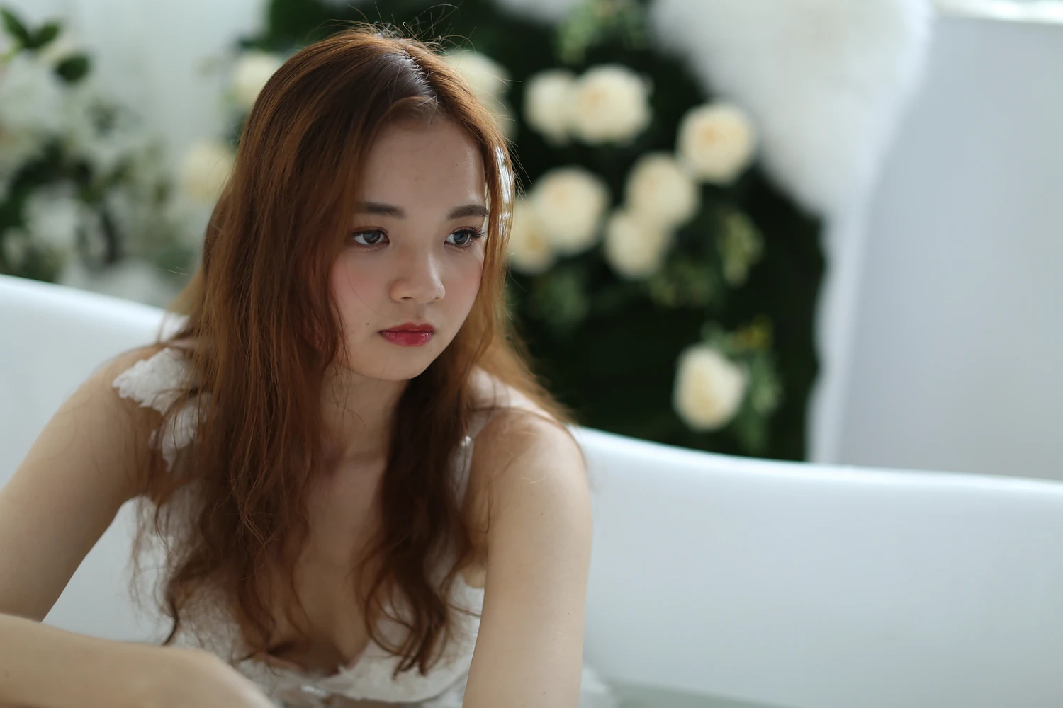 [素人新娘] 棕红长发插白花，穿着白纱裙泡在浴缸里的新娘婚礼现场实拍写真 【H933】